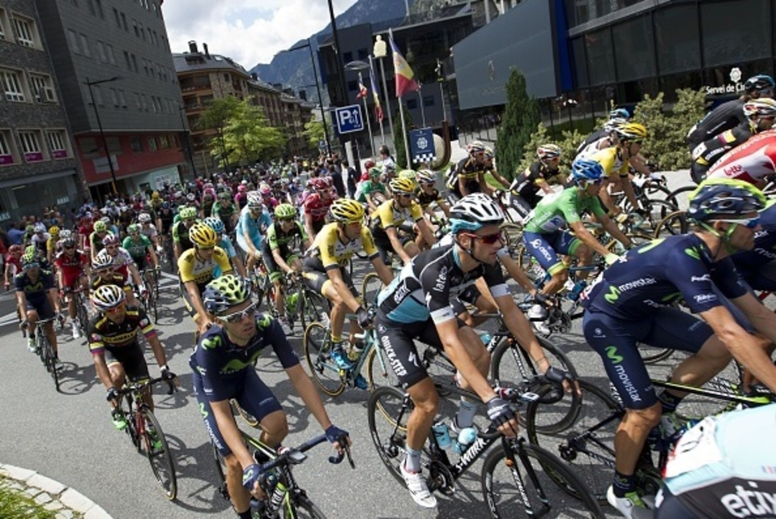 Cyclists compete at the start the 11th Stage of the 2015 Vuelta Espana cycling tour, a 138km route between Andorra la Vella and Cortals d´Encamp on September 2, 2015.    AFP PHOTO / JAIME REINA        (Photo credit should read JAIME REINA/AFP/Getty Images