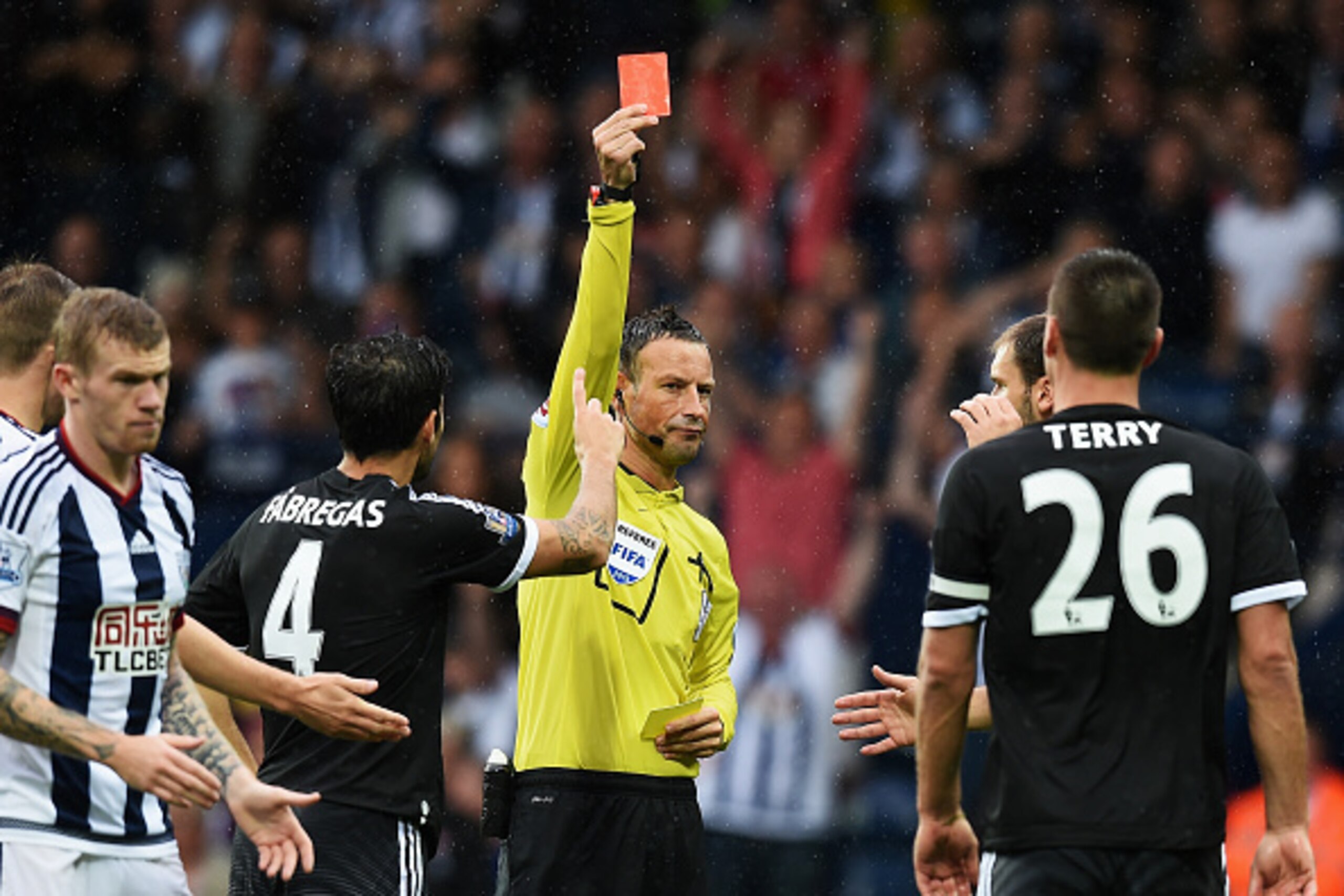 WEST BROMWICH, ENGLAND - AUGUST 23:  Referee Mark Clattenburg shows the red card to John Terry of Chelsea during the Barclays Premier League match between West Bromwich Albion and Chelsea at The Hawthorns on August 23, 2015 in West Bromwich, England.  (Ph