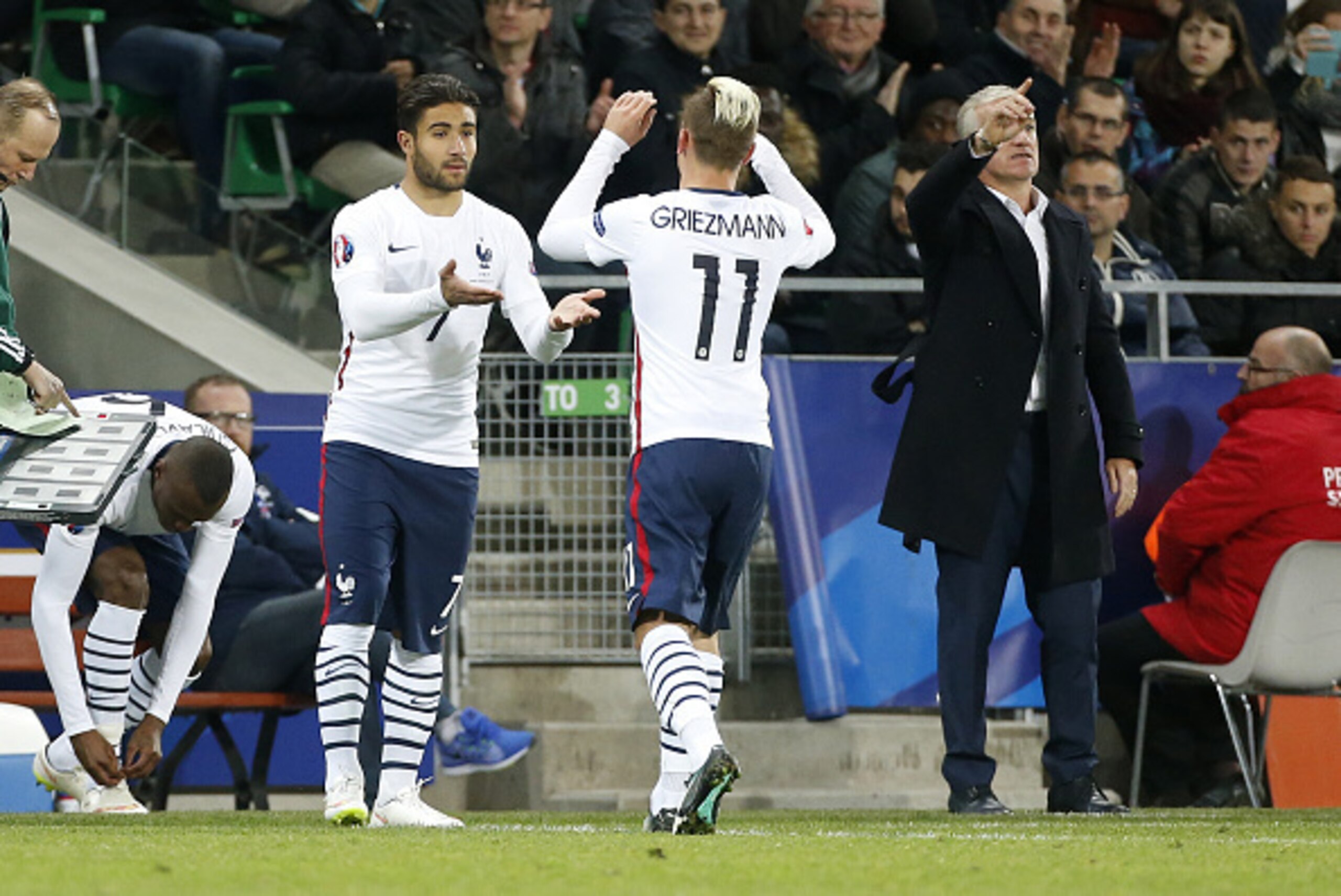 SAINT-ETIENNE, FRANCE - MARCH 29:  Antoine Griezmann of France is replaced by Nabil Fekir of France during the international friendly match between France and Denmark at Stade Geoffroy-Guichard on March 29, 2015 in Saint-Etienne, France. (Photo by Jean Ca