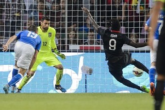 Portugal's forward Eder (R) scores the team's first goal against Italy's goalkeeper Salvatore Sirigu (C) and Italy's defender Leonardo Bonucci during the friendly game Portugal against Italy on the Stade de Geneve on June 16, 2015 in Geneva.  AFP PHOTO / 