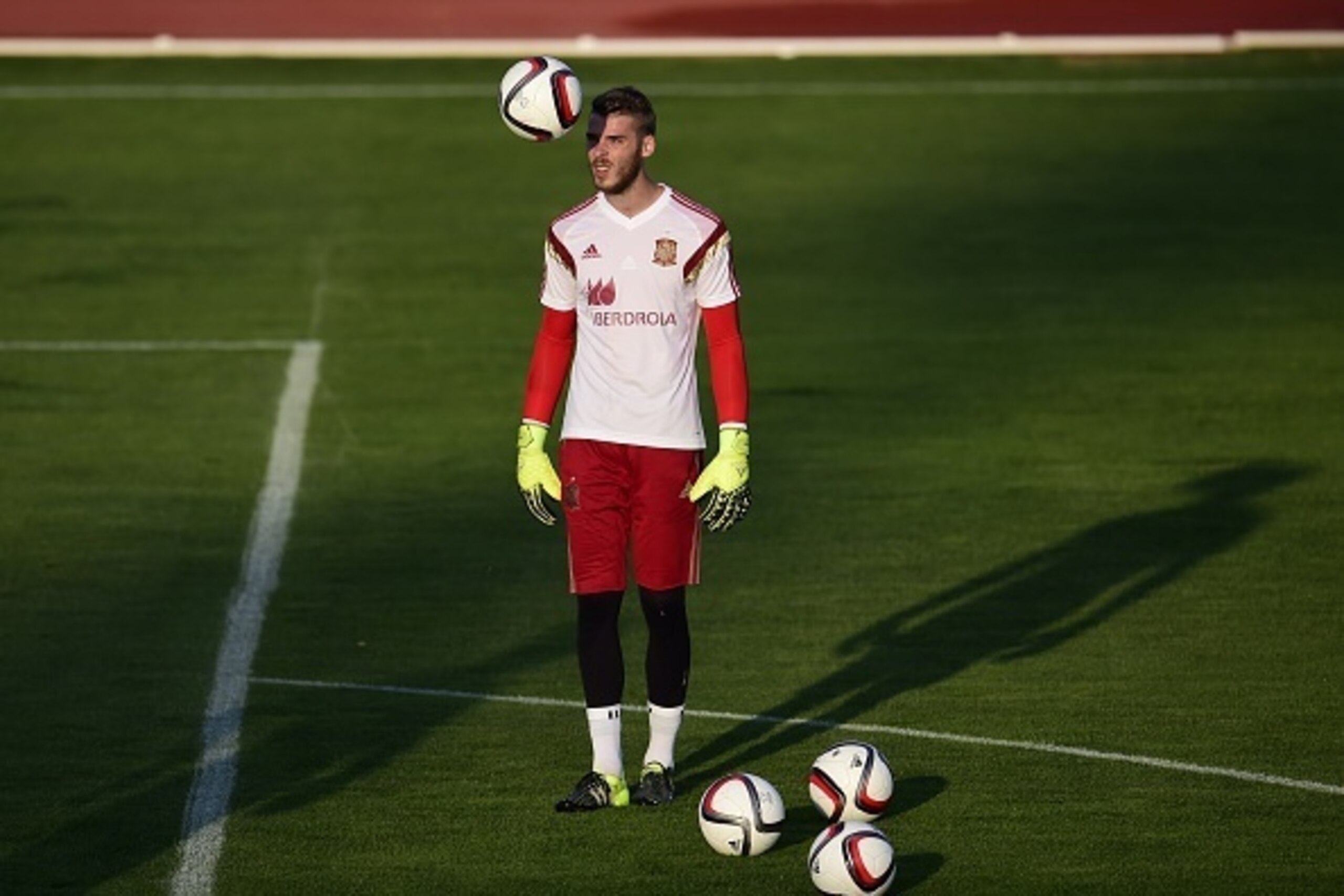 Manchester United's Spanish goalkeeper David de Gea plays with the ball during a training session of the Spanish national football team in Las Rozas' Soccer City on September 2, 2015. AFP PHOTO/ PIERRE-PHILIPPE MARCOU (Photo credit should read PI Manchester United's Spanish goalkeeper David de Gea plays with the ball during a training session of the Spanish national football team in Las Rozas' Soccer City on September 2, 2015. AFP PHOTO/ PIERRE-PHILIPPE MARCOU (Photo credit should read PI