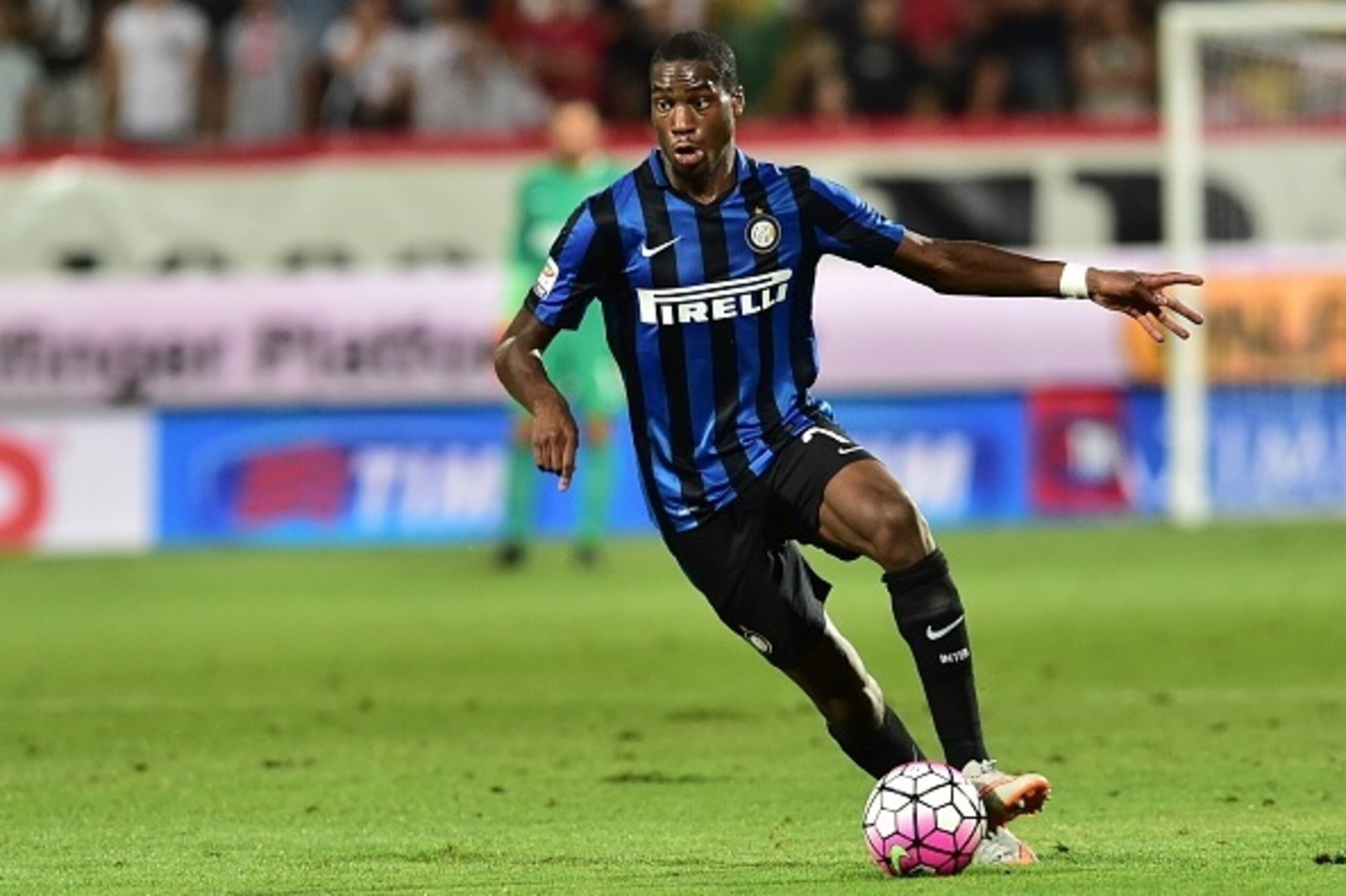 Inter Milan's midfielder from France Geoffrey Kondogbia controls the ball during the Italian Serie A football match Carpi Vs Inter Milan at the Alberto Braglia Stadium in Modena on August 30, 2015. AFP PHOTO / GIUSEPPE CACACE        (Photo credit should r