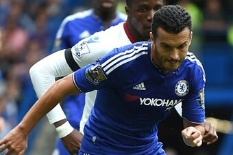 Chelsea's Spanish midfielder Pedro (R) vies with Crystal Palace's Ivorian-born English striker Wilfried Zaha during the English Premier League football match between Chelsea and Crystal Palace at Stamford Bridge in London on August 29, 2015. AFP PHOTO / O