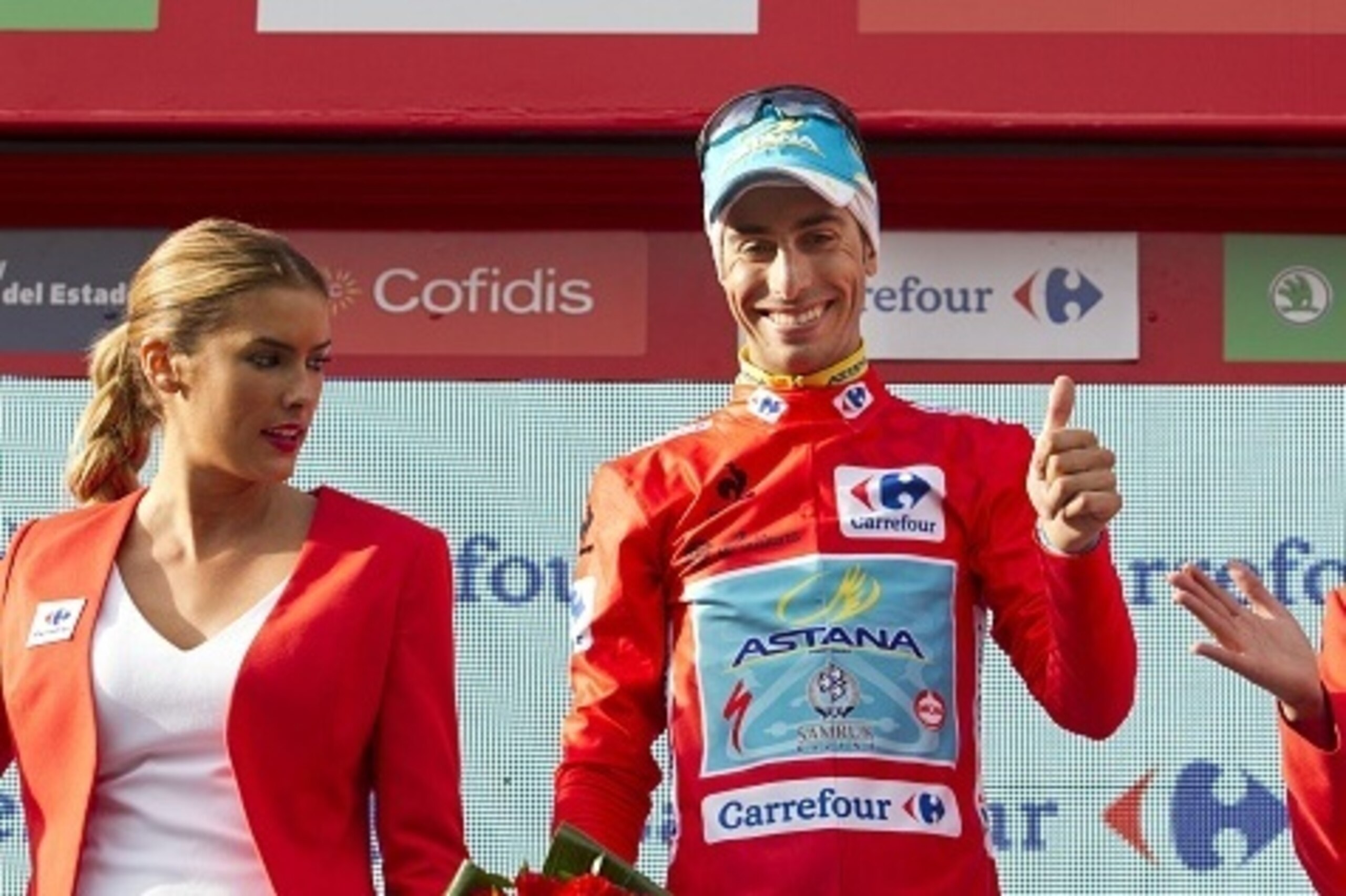 Astana's Italian cyclist Fabio Aru celebrates on the podium winning the Red Jersey after the 11th Stage of the 2015 Vuelta Espana cycling tour, a 138km route between Andorra la Vella and Cortals d'Encamp on September 2, 2015.    AFP PHOTO / JAIME REINA   