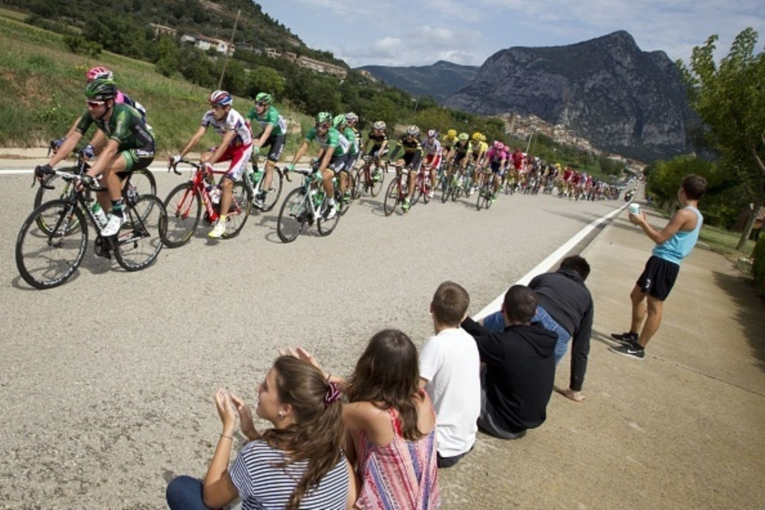 The pack rides during the 12th Stage of the 2015 Vuelta Espana cycling tour, a 173km route between Escaldes-Engordany and Lleida on September 3, 2015.    AFP PHOTO/ JAIME REINA        (Photo credit should read JAIME REINA/AFP/Getty Images)