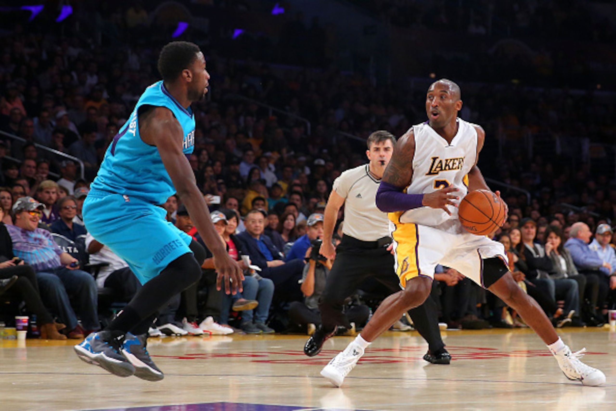 LOS ANGELES, CA - NOVEMBER 09:  Kobe Bryant #24 of the Los Angeles Lakers fakes a step and gets Michael Kidd-Gilchrist #14 of the Charlotte Hornets to jump during the NBA game at Staples Center on November 9, 2014 in Los Angeles, California. NOTE TO USER: