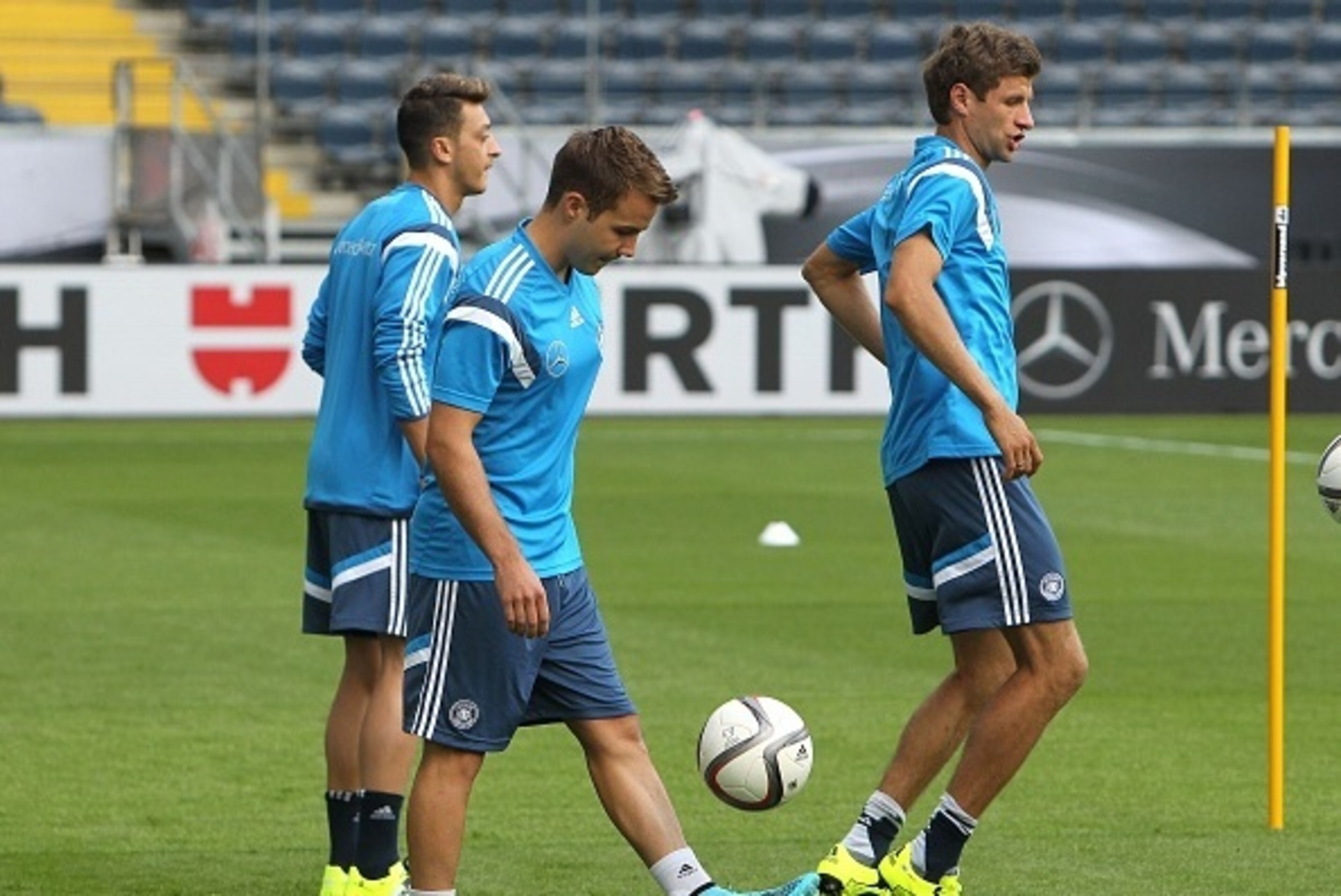 (L-R) Mesut Oezil, Mario Goetze and Thomas Mueller of the German national football team attend a public training session in Frankfurt, Germany on September 3, 2015 prior to the EURO qualifier Germany vs Poland on September 4, 2015. AFP PHOTO / DANIEL ROLA