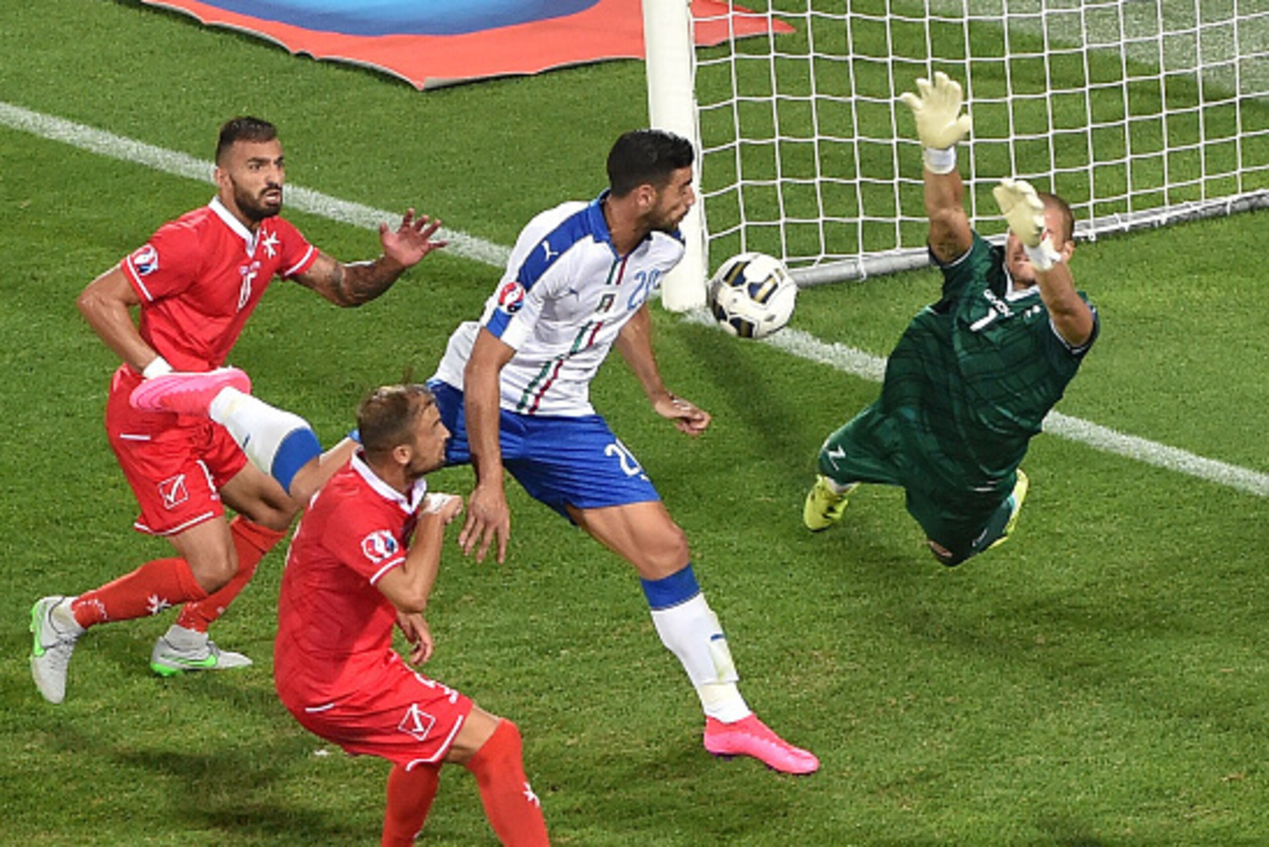 FLORENCE, ITALY - SEPTEMBER 03:  Graziano Pelle of Italy scores the opening goal during the UEFA EURO 2016 qualifier between Italy and Malta on September 3, 2015 in Florence, Italy.  (Photo by Giuseppe Bellini/Getty Images)