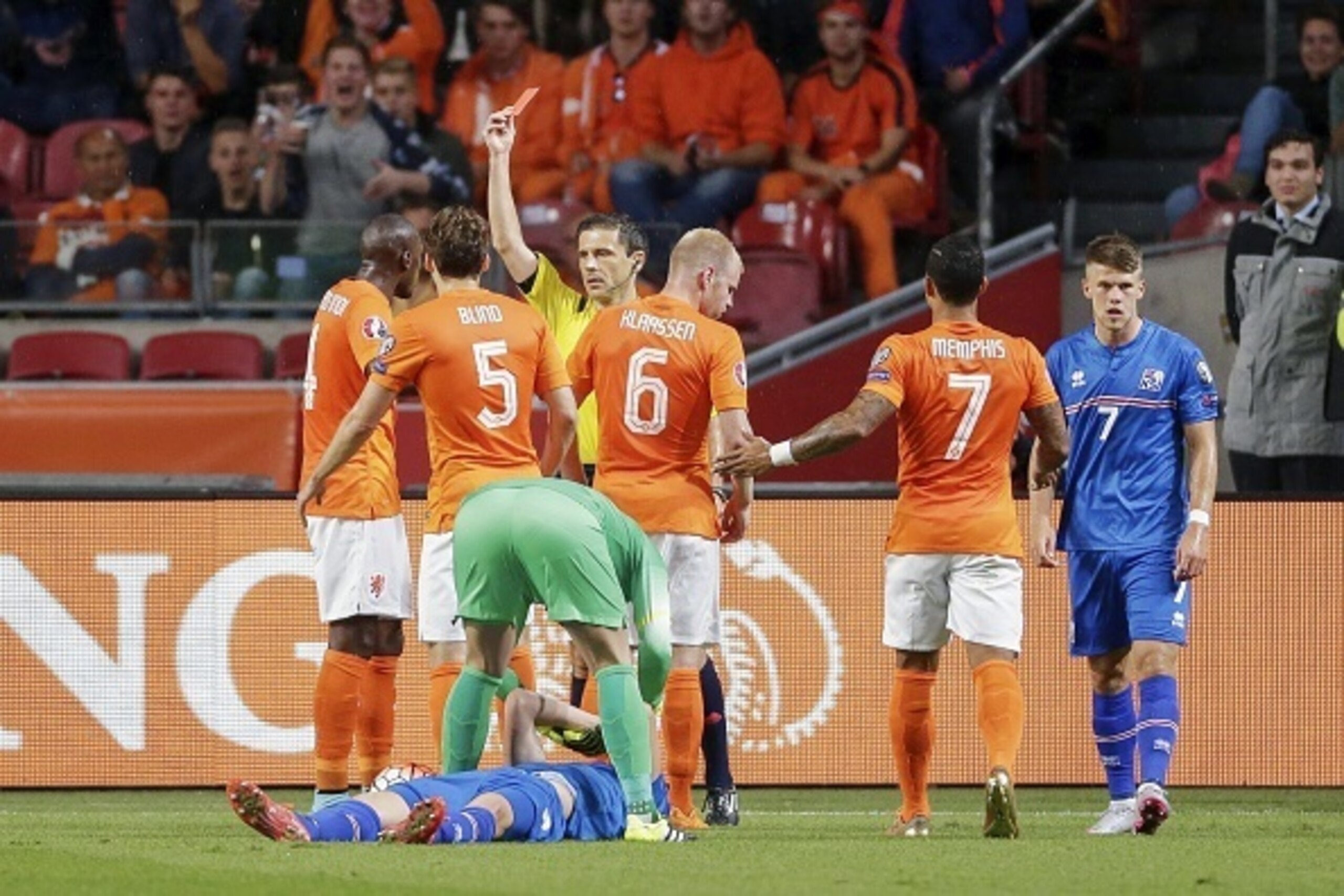 (L-R) Bruno Martins Indi of Holland, Daley Blind  of Holland, Kolbeinn Sighorsson of Iceland, goalkeeper Jasper Cillessen of Holland, referee Milorad Mazic, Davy Klaassenof Holland, Memphis Depay of Holland, Johann Berg Gudmundsson of Iceland during the U