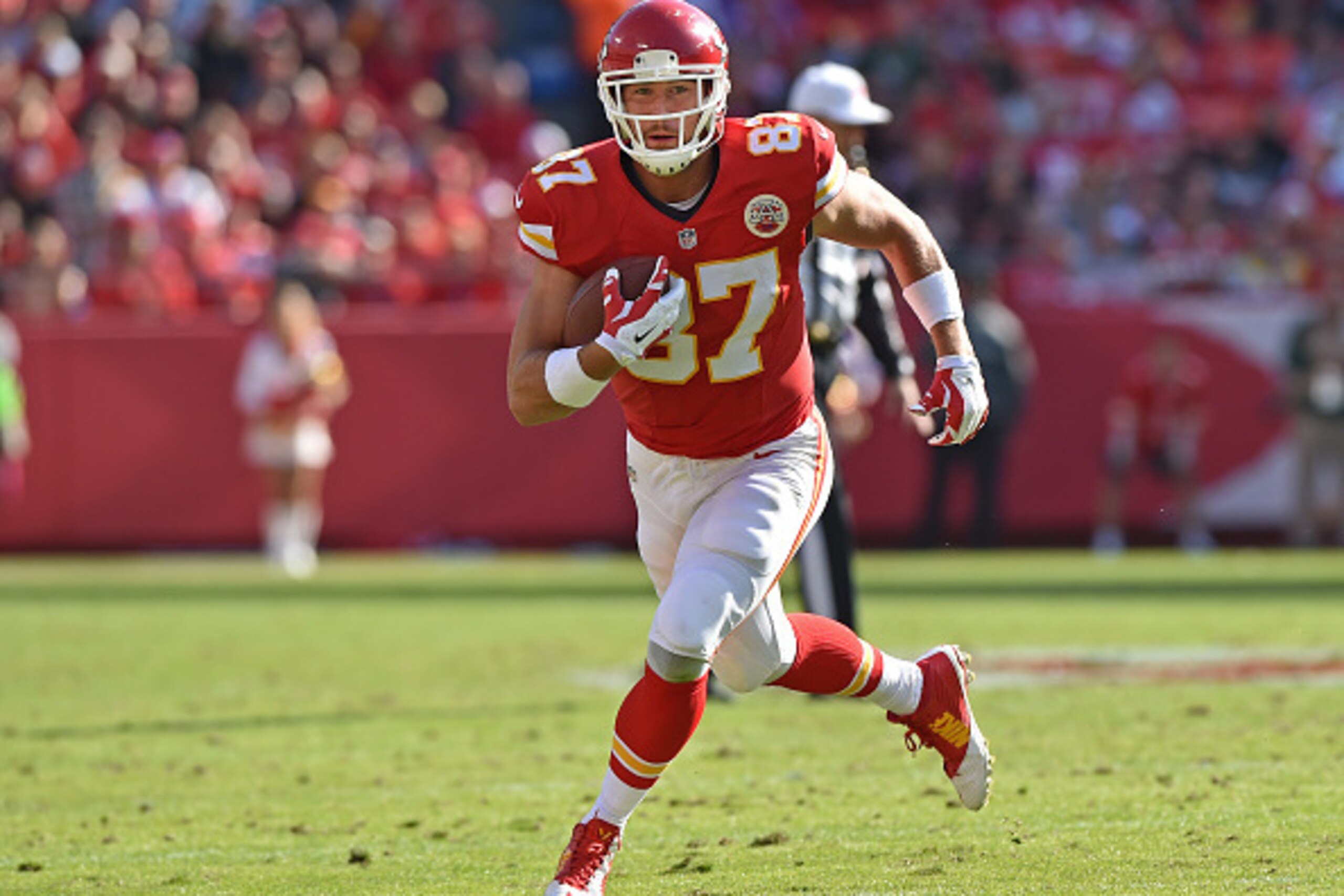 KANSAS CITY, MO - NOVEMBER 02:  Tight end Travis Kelce #87 of the Kansas City Chiefs rushes down field against the New York Jets during the second half on November 2, 2014 at Arrowhead Stadium in Kansas City, Missouri.  (Photo by Peter G. Aiken/Getty Imag