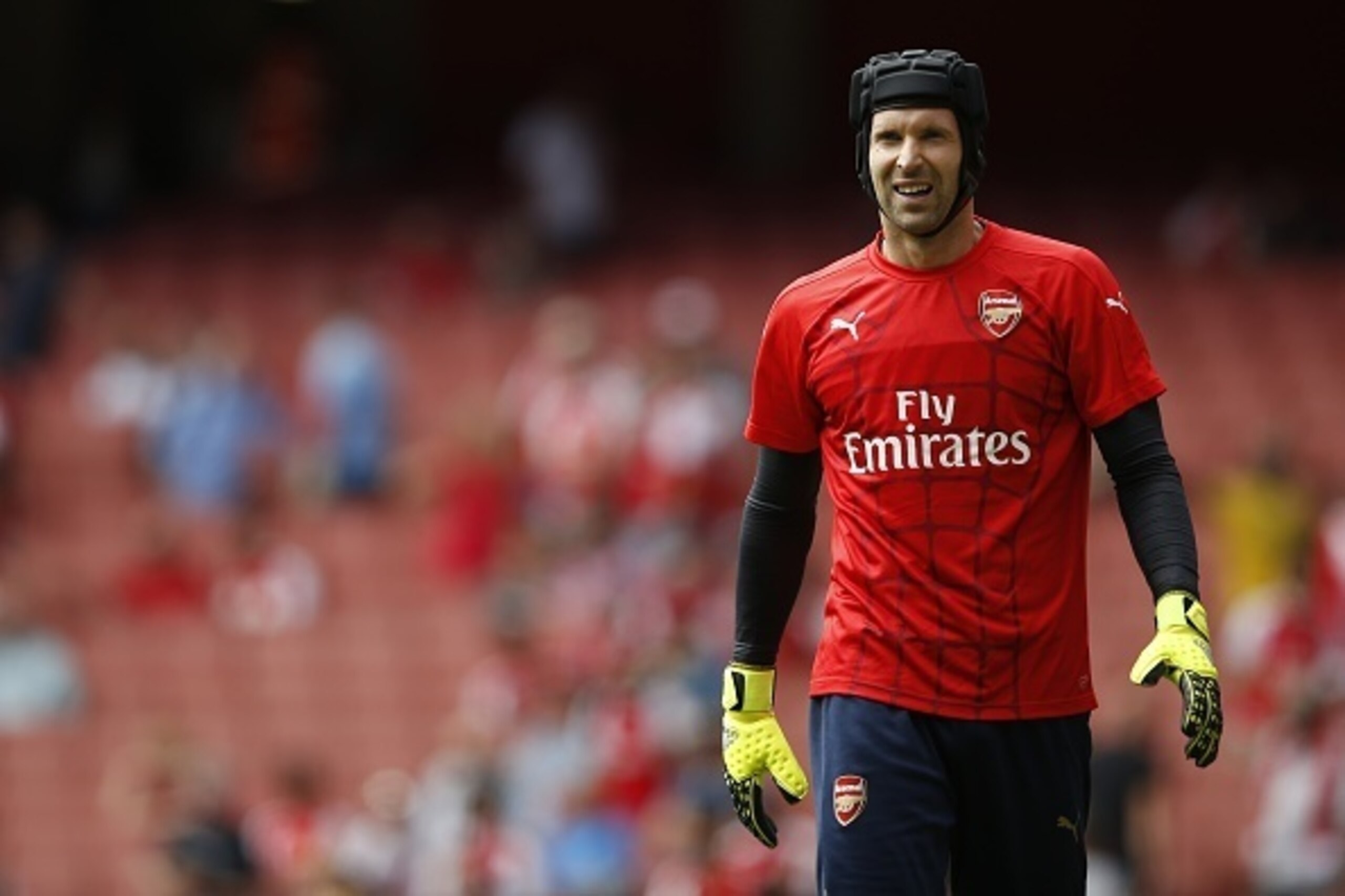 Arsenal's Czech goalkeeper Petr Cech warms up before the start of the English Premier League football match between Arsenal and West Ham United at the Emirates Stadium in London on August 9, 2015. AFP PHOTO / ADRIAN DENNIS
RESTRICTED TO EDITORIAL USE. No Arsenal's Czech goalkeeper Petr Cech warms up before the start of the English Premier League football match between Arsenal and West Ham United at the Emirates Stadium in London on August 9, 2015. AFP PHOTO / ADRIAN DENNIS
RESTRICTED TO EDITORIAL USE. No
