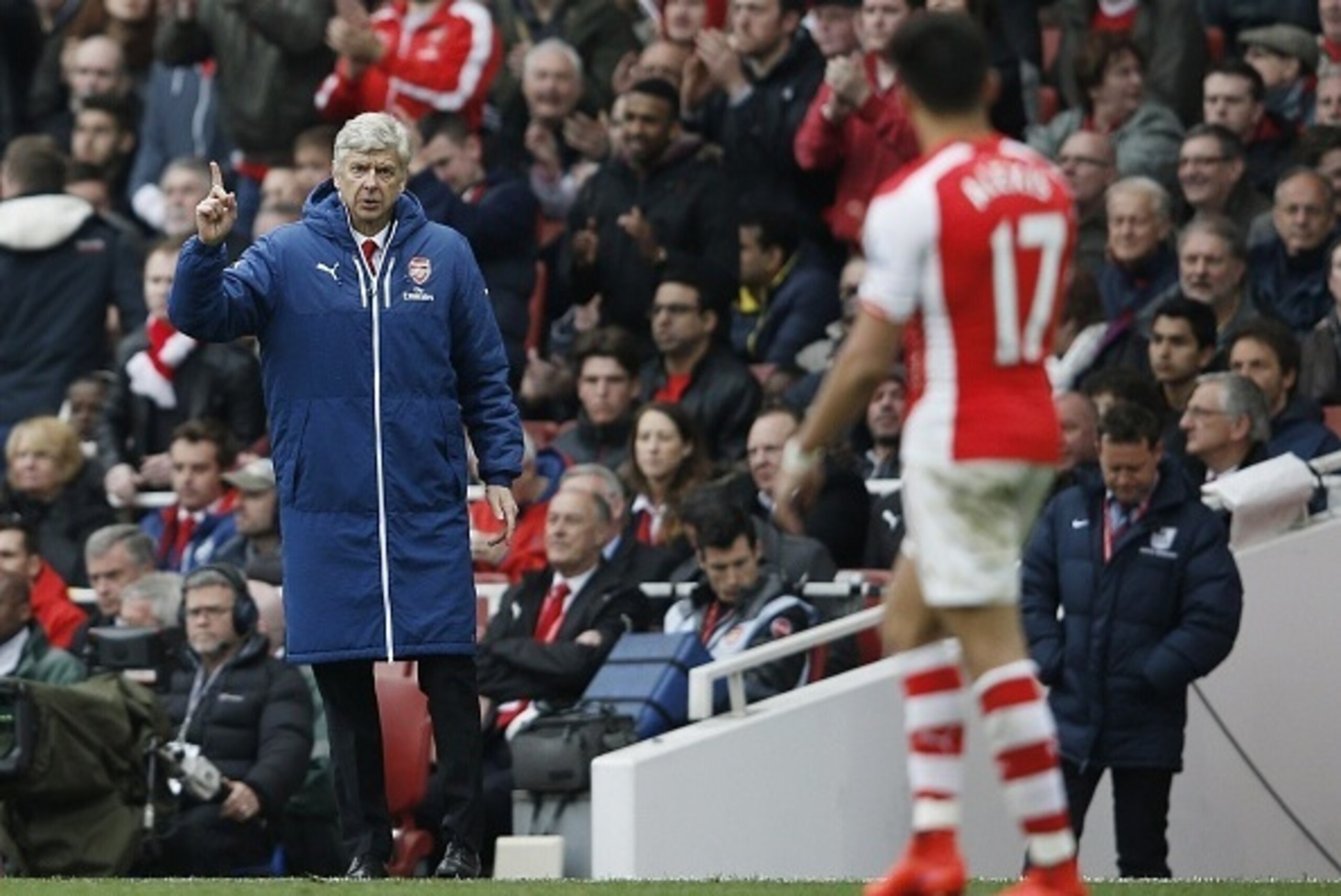 Arsenal's French manager Arsene Wenger (L) speaks with Arsenal's Chilean striker Alexis Sanchez during the English Premier League football match between Arsenal and Chelsea at the Emirates Stadium in London on April 26, 2015.
AFP PHOTO / ADRIAN DENNIS
RE Arsenal's French manager Arsene Wenger (L) speaks with Arsenal's Chilean striker Alexis Sanchez during the English Premier League football match between Arsenal and Chelsea at the Emirates Stadium in London on April 26, 2015.
AFP PHOTO / ADRIAN DENNIS
RE