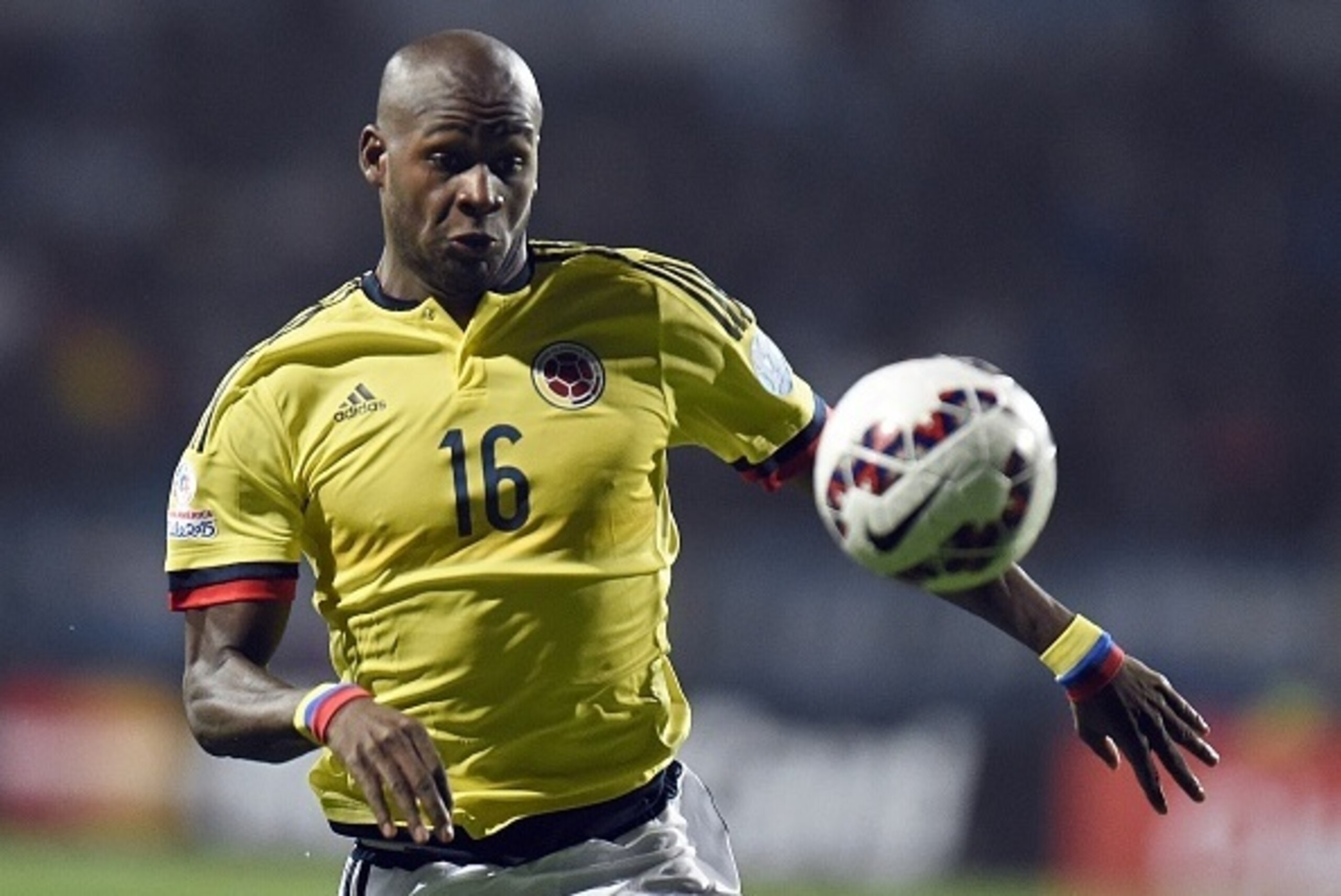 Colombia's forward Victor Ibarbo eyes the ball during the 2015 Copa America football championship quarter-final match against Argentina, in Viña del Mar, Chile, on June 26, 2015.   AFP PHOTO / JUAN BARRETO        (Photo credit should read JUAN BARRETO/AFP
