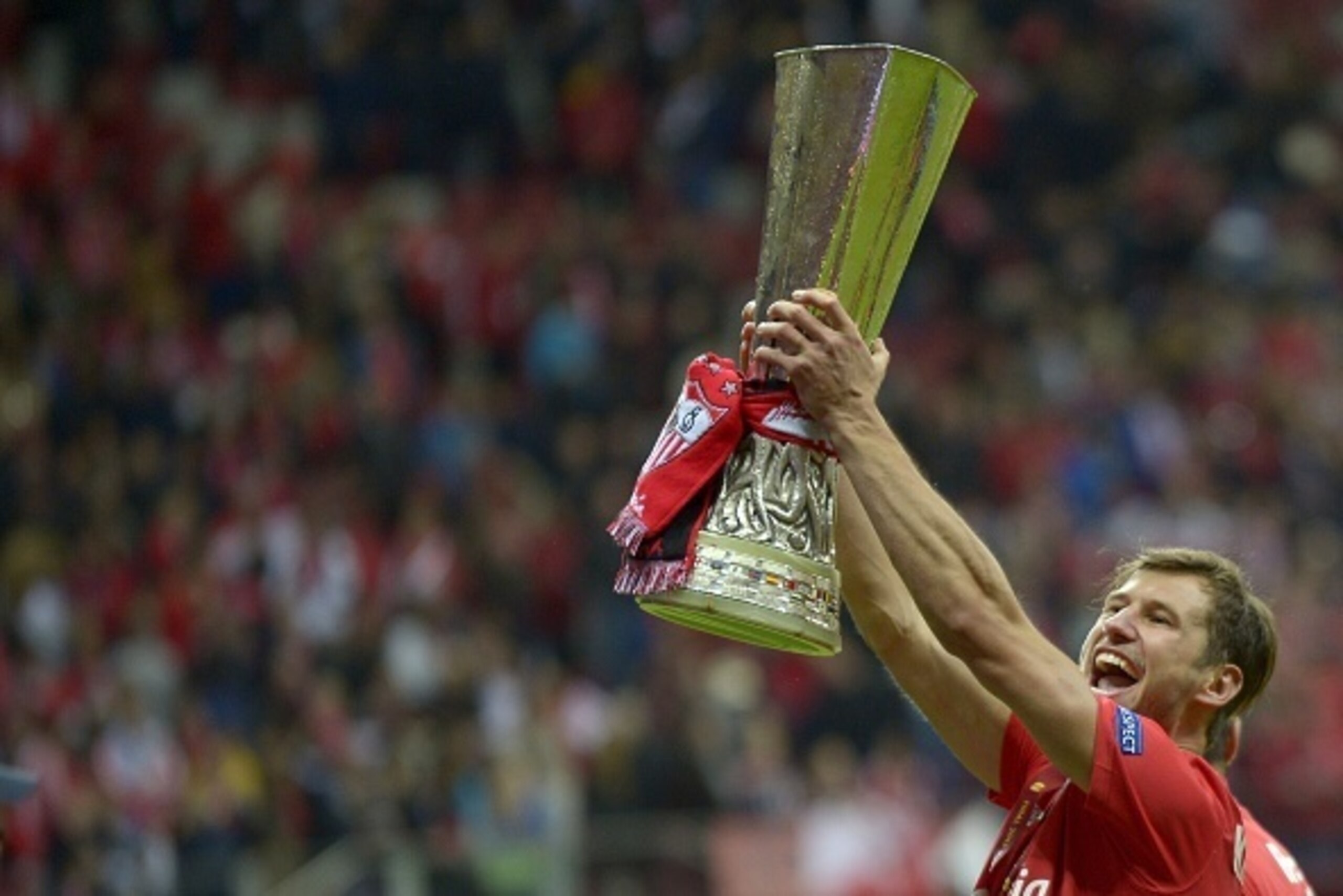 Sevilla's Polish midfielder Grzegorz Krychowiak celebratesafter the UEFA Europa League final football match between FC Dnipro Dnipropetrovsk and Sevilla FC at the Narodowy stadium in Warsaw, Poland on May 27, 2015. Sevilla FC won 2-3.  AFP PHOTO / JORGE G