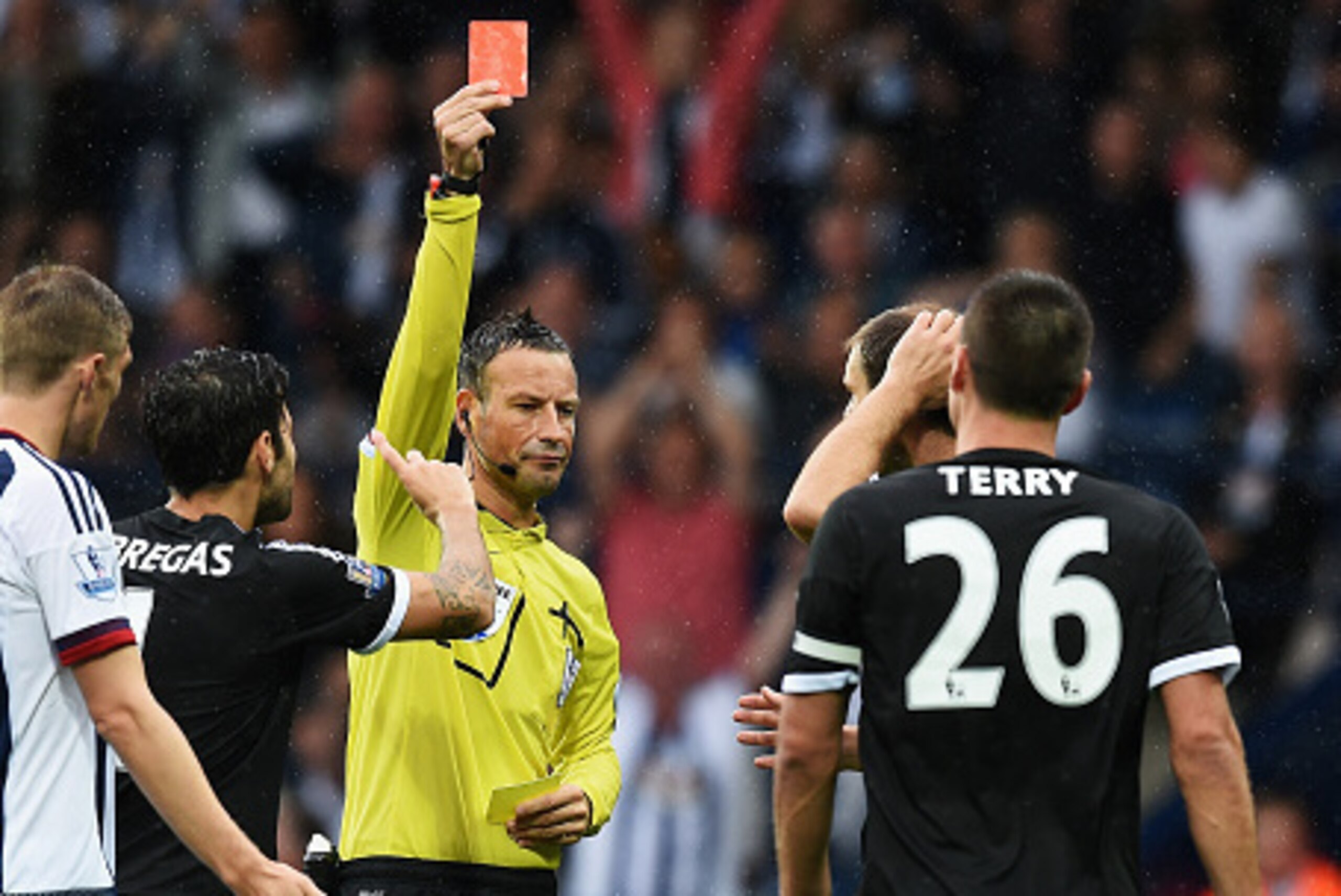 WEST BROMWICH, ENGLAND - AUGUST 23: Referee Mark Clattenburg shows the red card to John Terry of Chelsea during the Barclays Premier League match between West Bromwich Albion and Chelsea at The Hawthorns on August 23, 2015 in West Bromwich, England. (Ph WEST BROMWICH, ENGLAND - AUGUST 23: Referee Mark Clattenburg shows the red card to John Terry of Chelsea during the Barclays Premier League match between West Bromwich Albion and Chelsea at The Hawthorns on August 23, 2015 in West Bromwich, England. (Ph