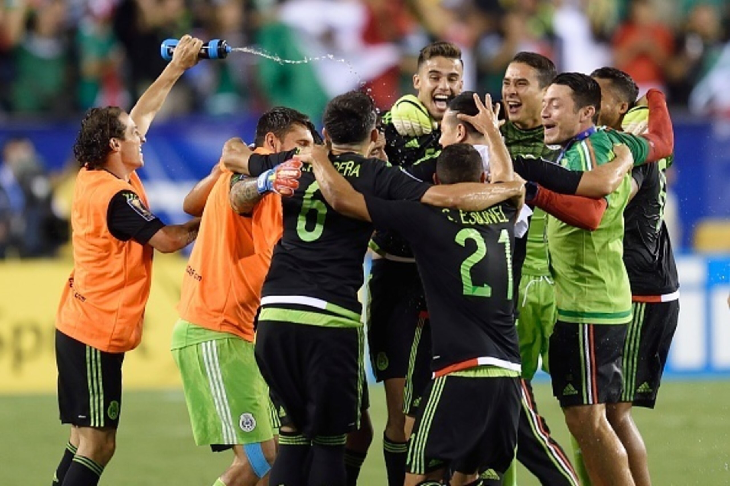 Mexico celebrates their victory in the 2015 CONCACAF Gold Cup final between Jamaica and Mexico July 26, 2015 in Philadelphia, Pennsylvania. AFP PHOTO/DON EMMERT        (Photo credit should read DON EMMERT/AFP/Getty Images)