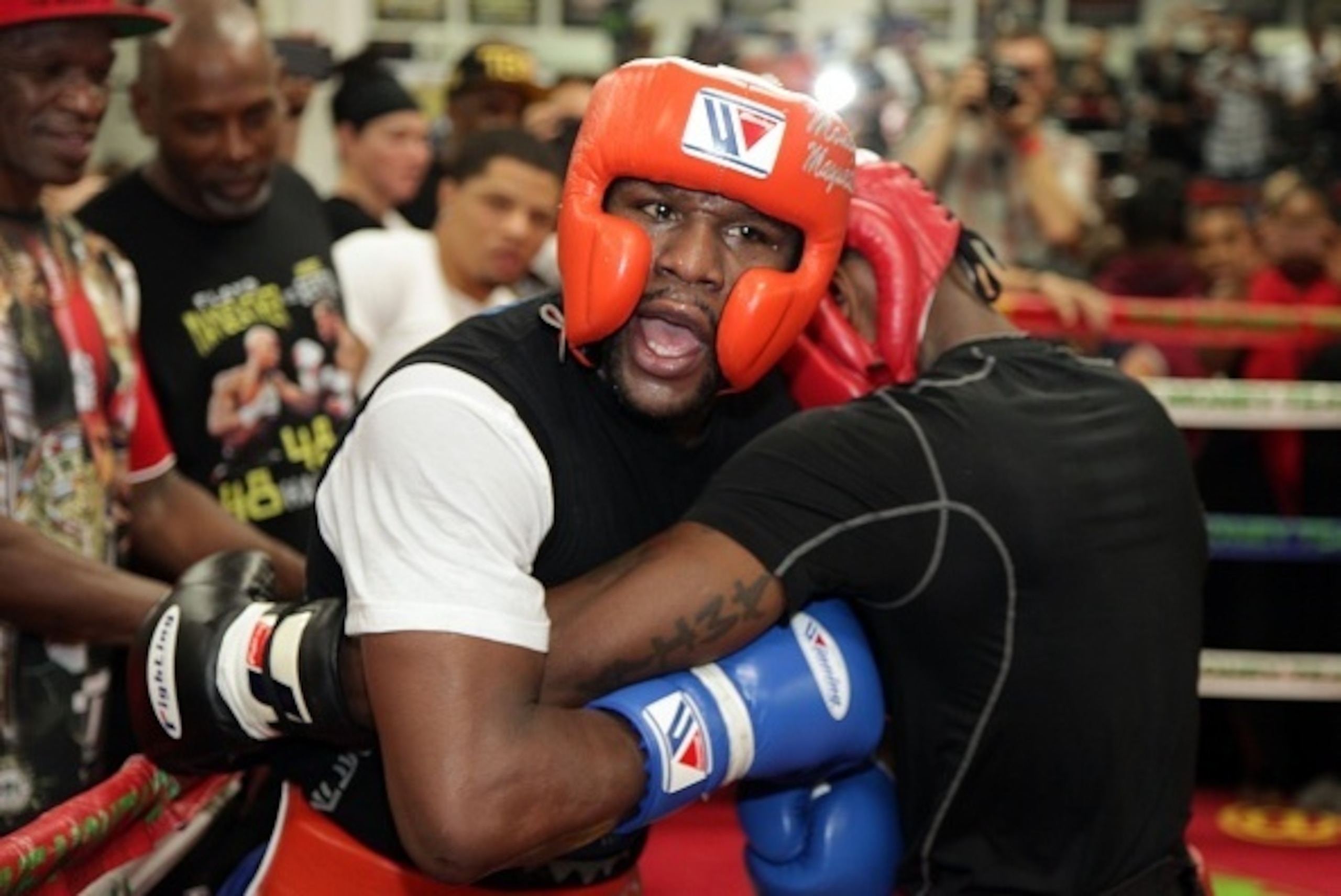 Floyd Mayweather Jr., trains August 26, 2015 in Las Vegas. Mayweather will meet Andre Berto in a welterweight title bout September 12, 2015, at the MGM Grand Garden Arena in Las Vegas.  AFP PHOTO/JOHN GURZINSKI        (Photo credit should read JOHN GURZIN