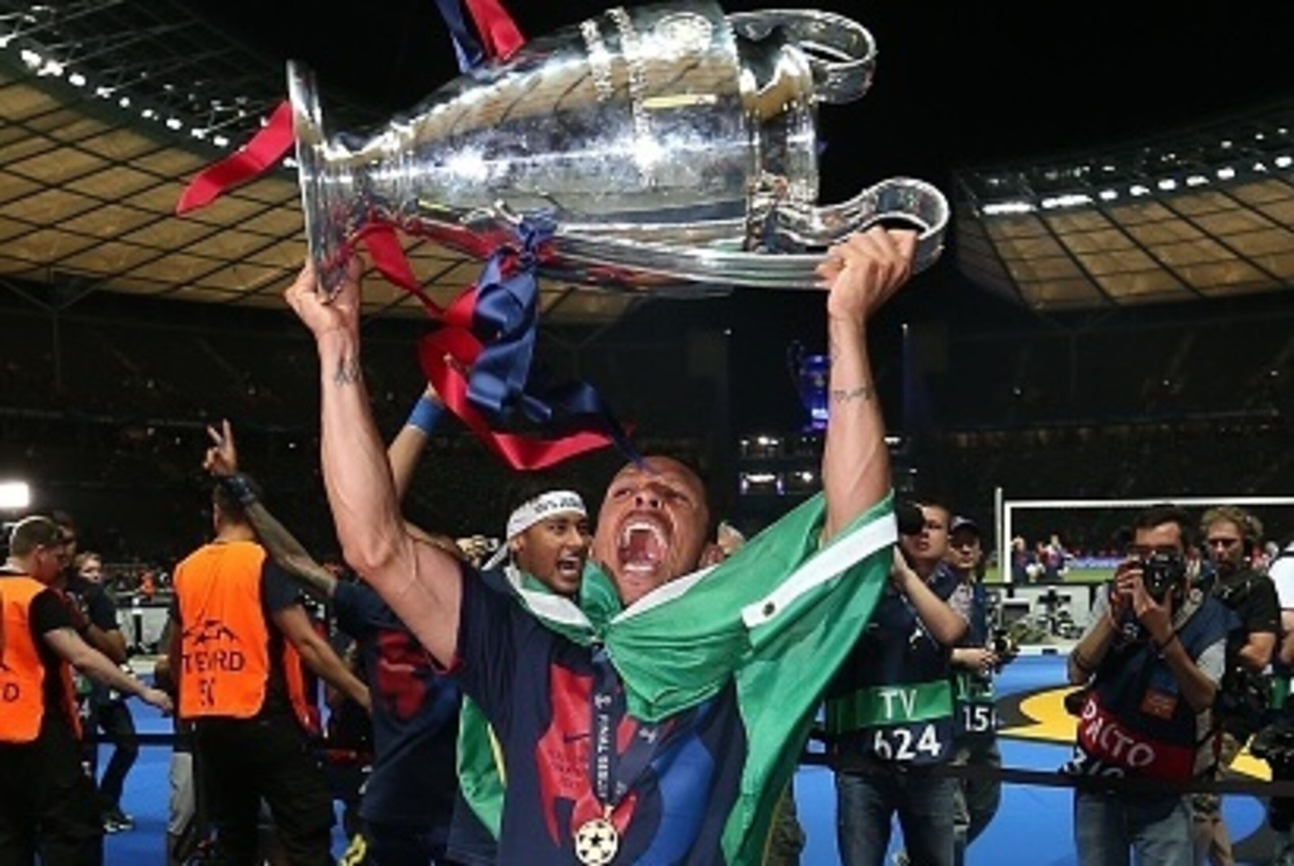 BERLIN, GERMANY - JUNE 6: Adriano of FC Barcelona celebrates with the trophy following the UEFA Champions League Final match between Juventus and FC Barcelona at the Olympiastadion on June 6, 2015 in Berlin, Germany. (Photo by Chris Brunskill Ltd/Getty Im