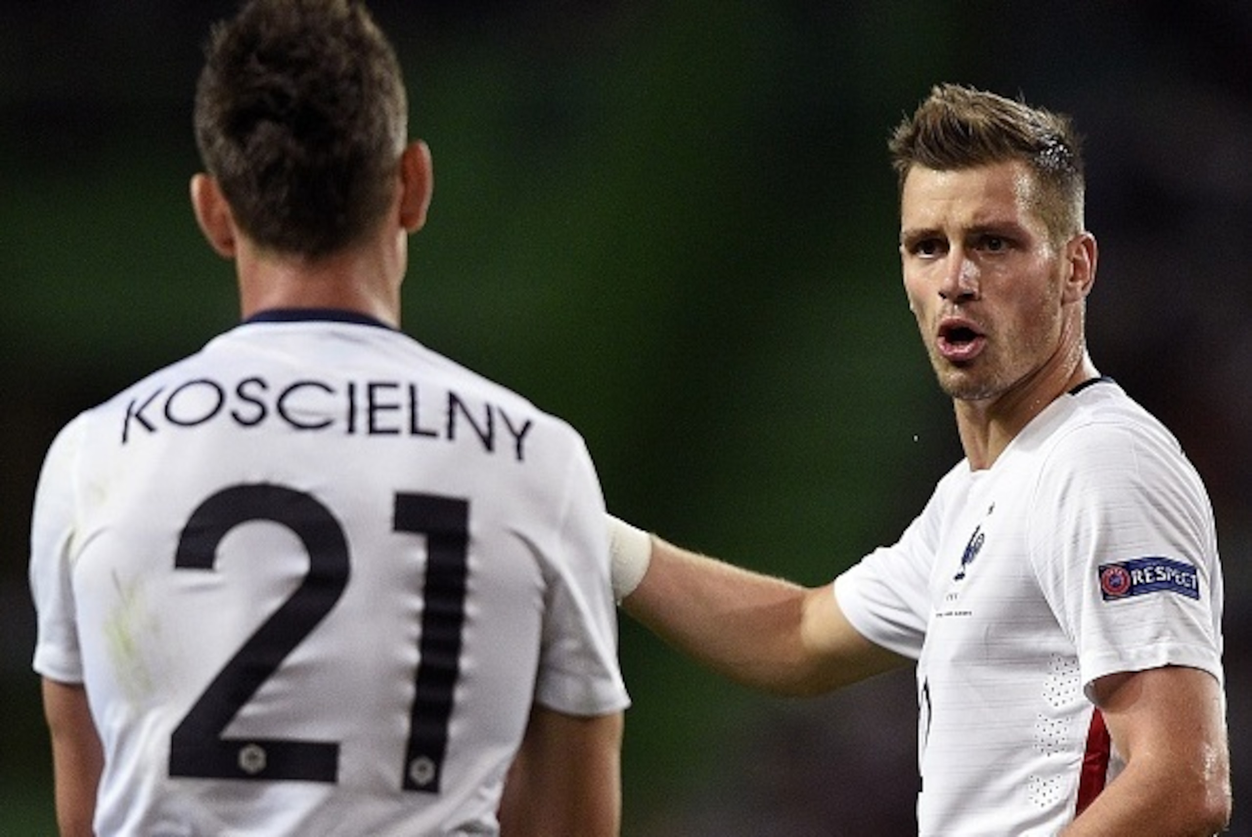 France's defender Laurent Koscielny (L) speaks with France's midfielder Morgan Schneiderlin during the Euro 2016 friendly football match Portugal vs France at the Jose Alvalade stadium in Lisbon on September 4, 2015.   AFP PHOTO/ FRANCK FIFE        (Photo