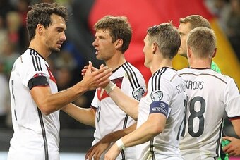 (L to R) Germany's defender Mats Hummels, Germany's midfielder Thomas Mueller, Germany's midfielder Bastian Schweinsteiger, Germany's midfielder Toni Kroos and Germany's goalkeeper Manuel Neuer celebrate after the Euro 2016 qualifying football match betwe