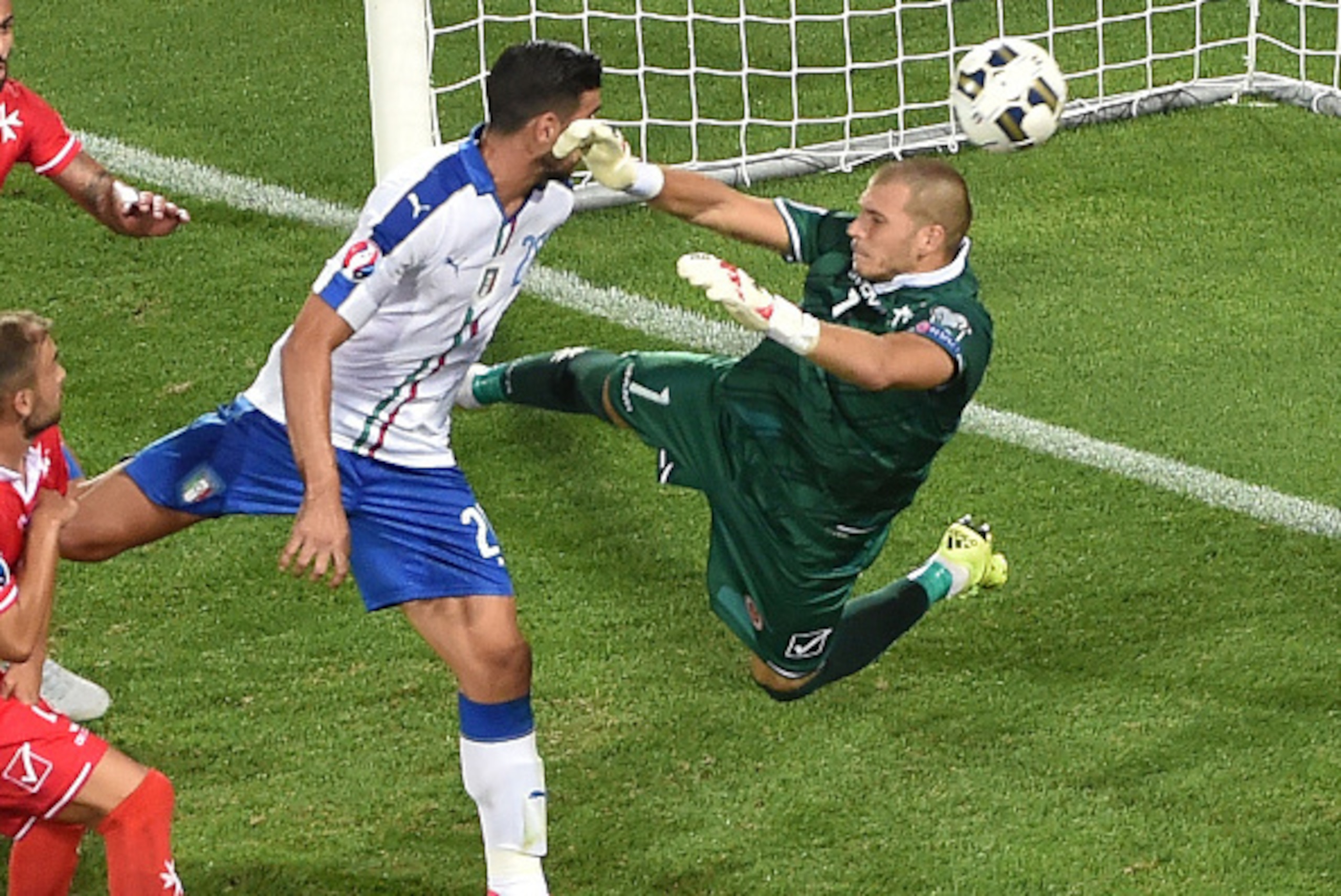 FLORENCE, ITALY - SEPTEMBER 03:  Graziano Pelle of Italy scores the opening goal during the UEFA EURO 2016 qualifier between Italy and Malta on September 3, 2015 in Florence, Italy.  (Photo by Giuseppe Bellini/Getty Images)