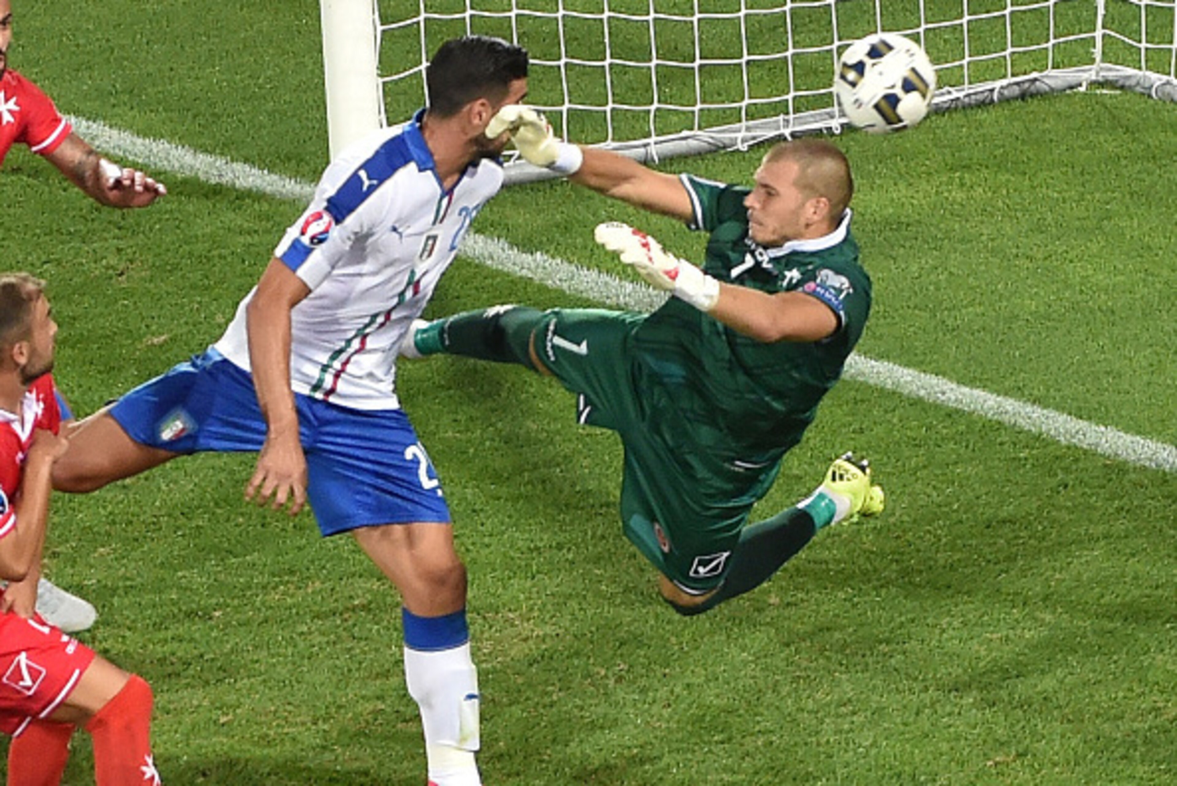 FLORENCE, ITALY - SEPTEMBER 03:  Graziano Pelle of Italy scores the opening goal during the UEFA EURO 2016 qualifier between Italy and Malta on September 3, 2015 in Florence, Italy.  (Photo by Giuseppe Bellini/Getty Images)
