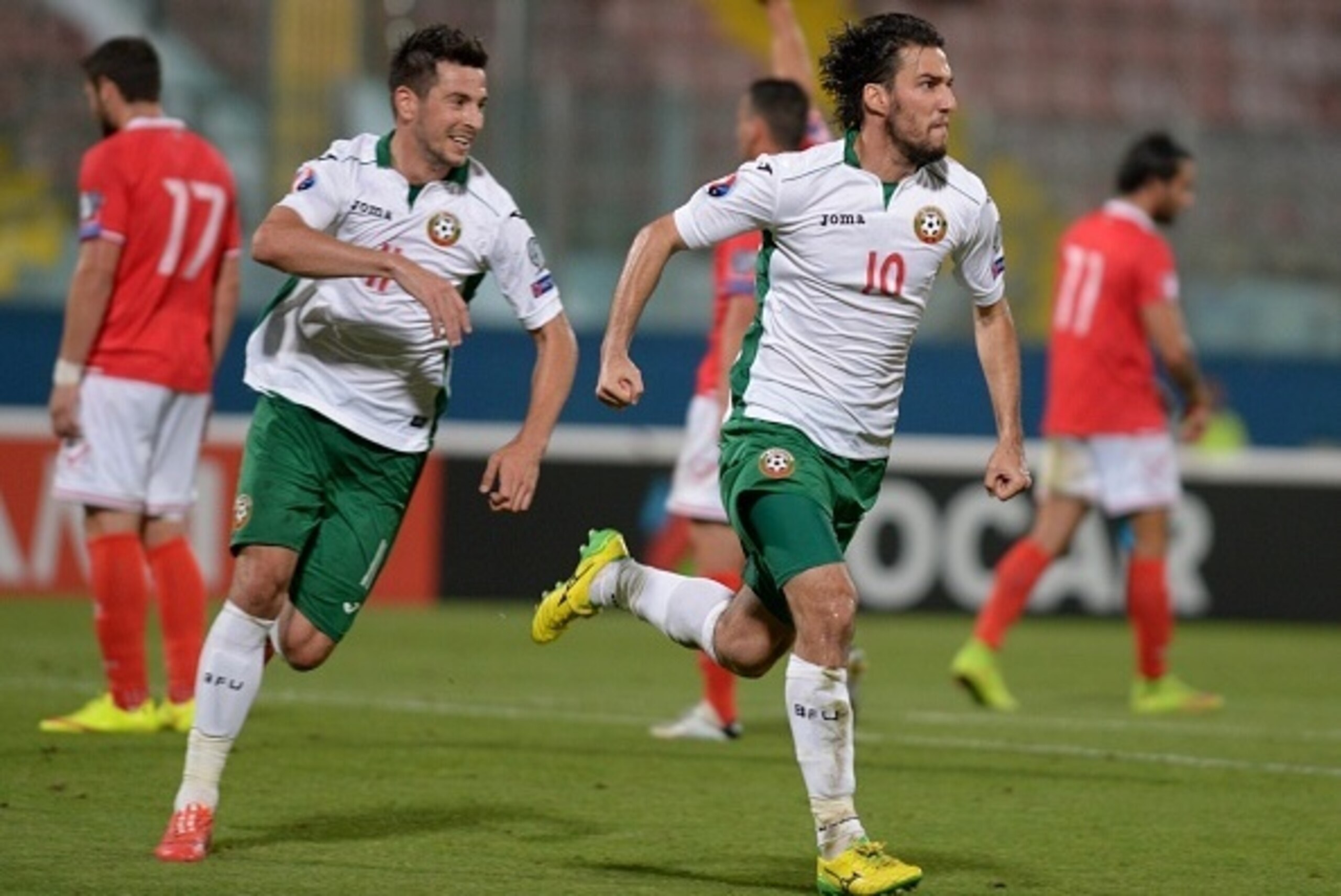 Bulgaria's Ivelin Popov (R) celebrates after scoring a goal against Malta during their 2016 UEFA European Championship qualifying football match at the National Stadium in Ta'Qali, Malta on June 12, 2015.  AFP PHOTO / Matthew Mirabelli        (Photo credi