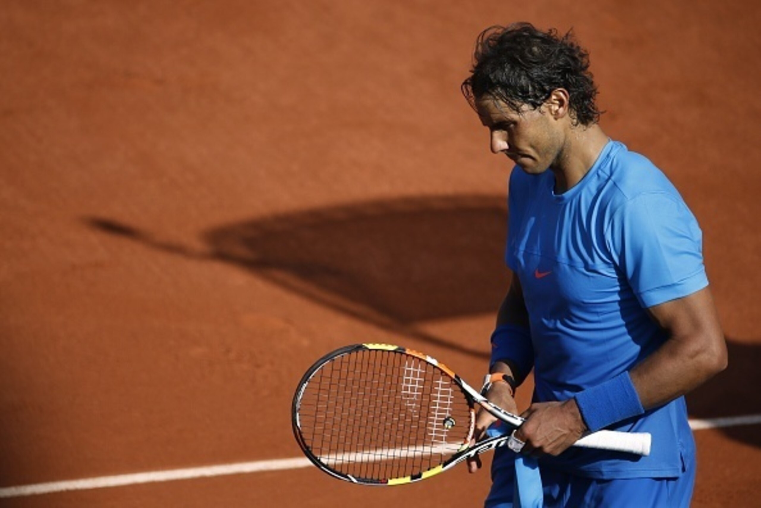 Spain's Rafael Nadal leaves the court following his defeat against Serbia's Novak Djokovic at the end of their men's quarter final match of the Roland Garros 2015 French Tennis Open in Paris on June 3, 2015. AFP PHOTO / KENZO TRIBOUILLARD        (Photo cr