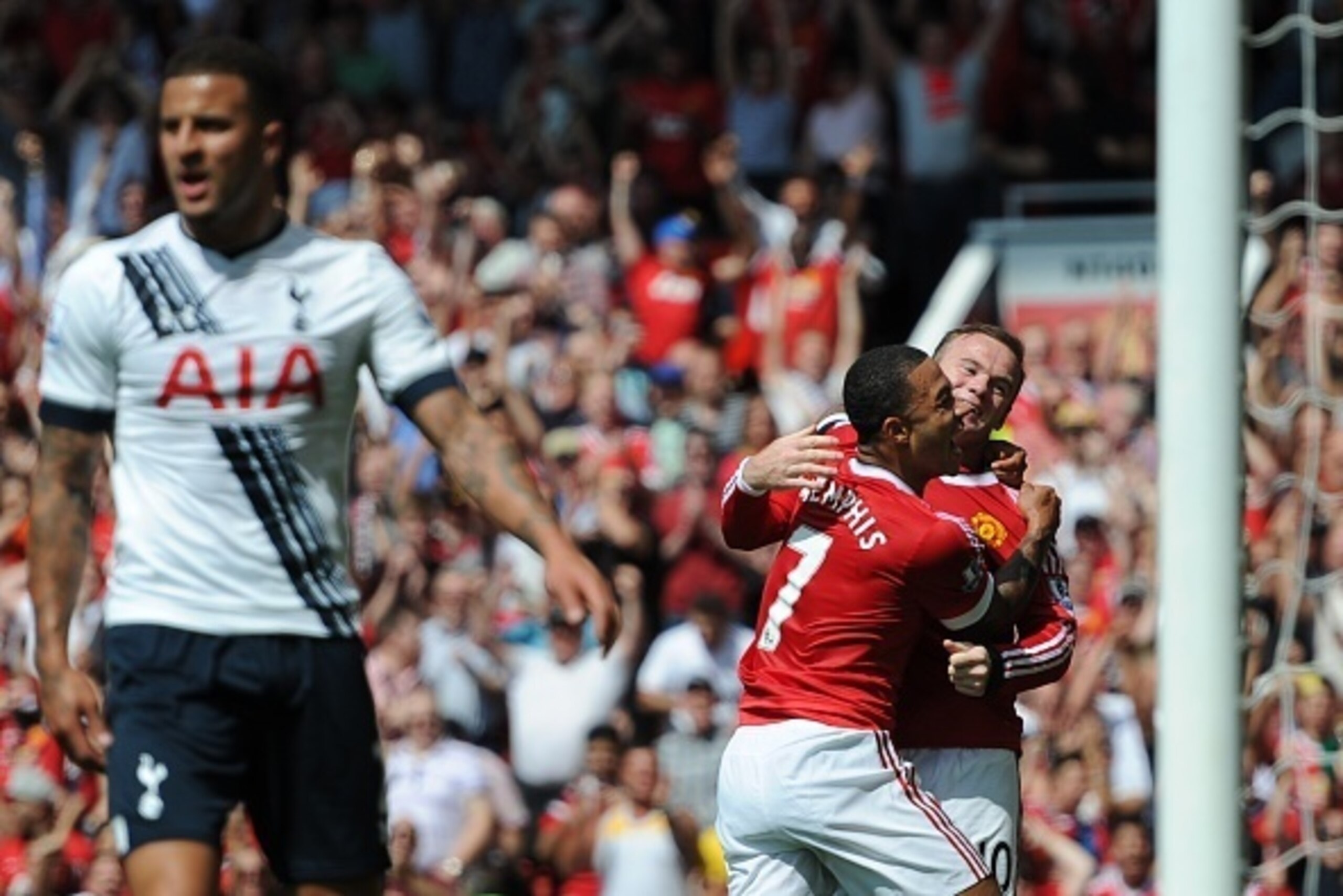 Manchester United's Dutch midfielder Memphis Depay (2nd R) celebrates with Manchester United's English striker Wayne Rooney (R) after United take the lead due to an own goal from Tottenham Hotspur's English defender Kyle Walker (L) during the English Prem