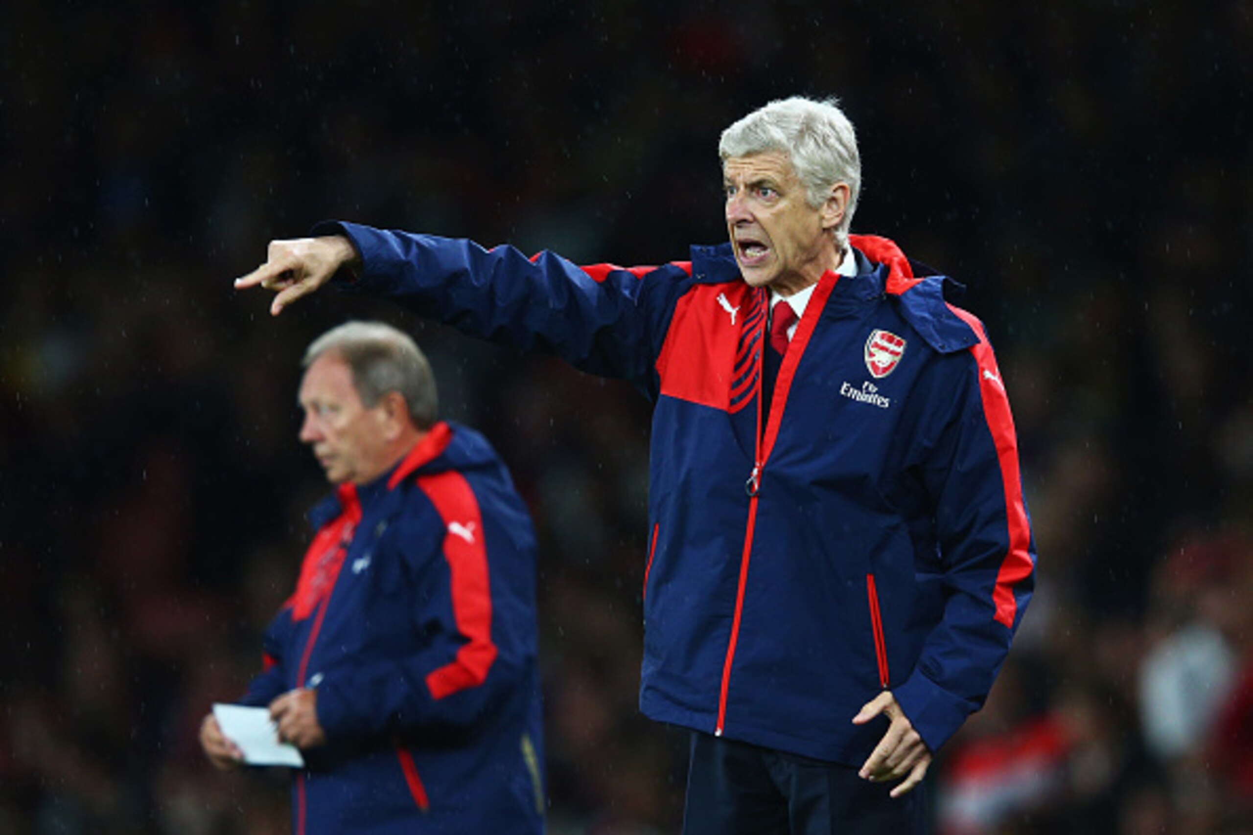 LONDON, ENGLAND - AUGUST 24: Arsene Wenger, manager of Arsenal gives instructions during the Barclays Premier League match between Arsenal and Liverpool at Emirates Stadium on August 24, 2015 in London, England.  (Photo by Clive Mason/Getty Images)