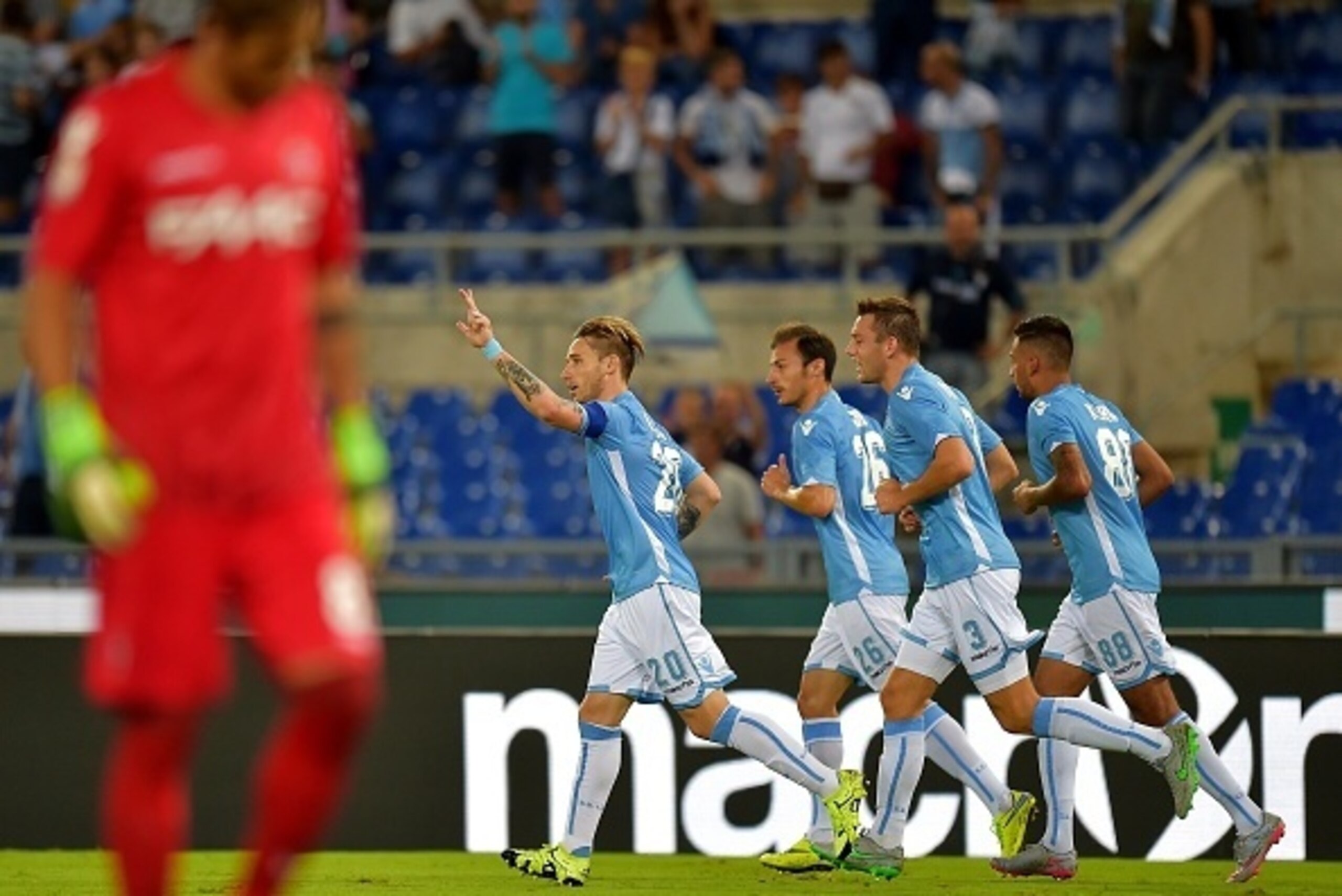 Lazio's midfielder from Argentina Lucas Biglia (C) celebrates with teammates after scoring against Bologna during the Italian Serie A football match Lazio vs Bologna at the Olympic stadium in Rome on August 22, 2015.    AFP PHOTO / VINCENZO PINTO        (
