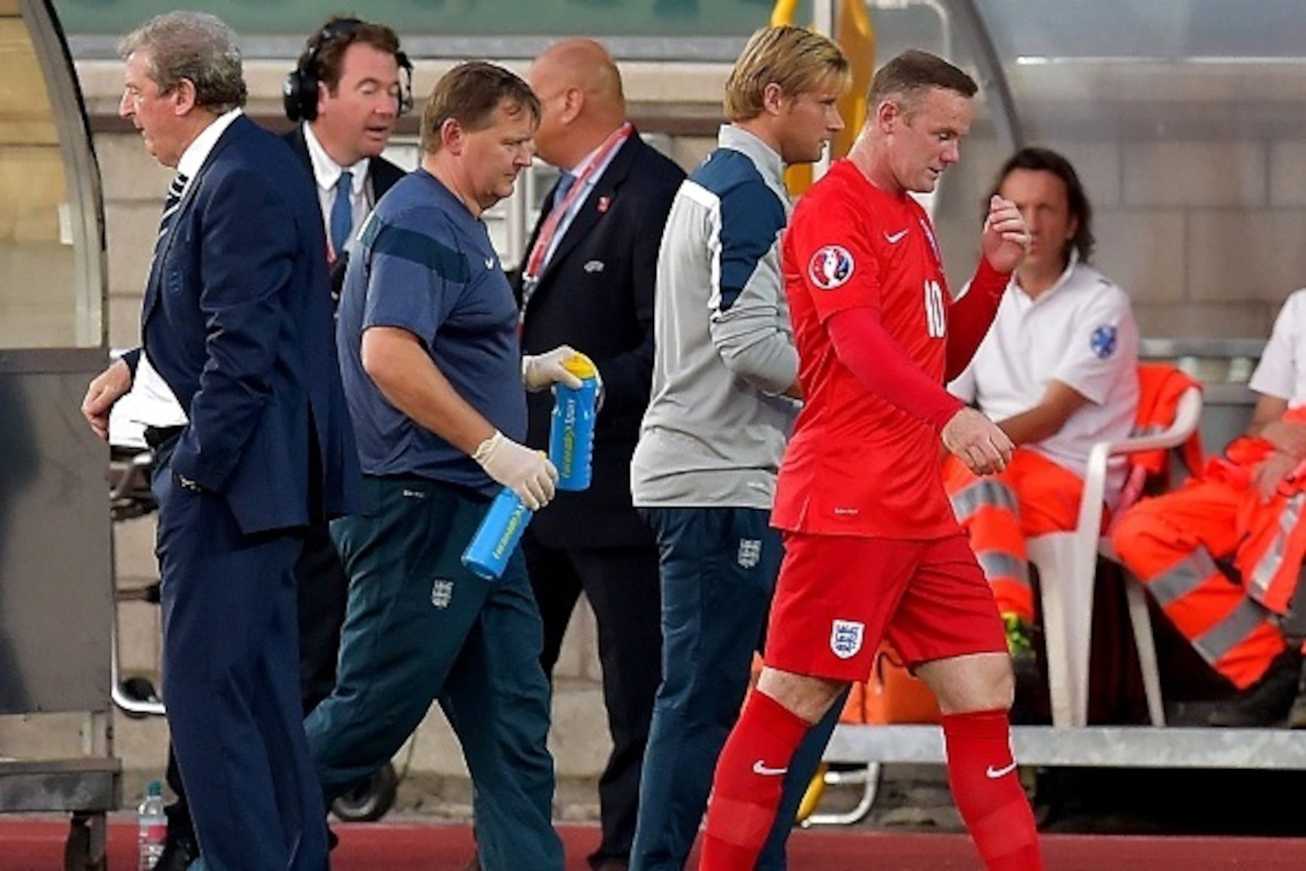 England's forward Wayne Rooney (R) leaves the field after was replaced during the EURO 2016 qualifying football match San Marino vs England at the San Marino stadium in Serravalle on September 5, 2015.  AFP PHOTO / VINCENZO PINTO        (Photo credit shou