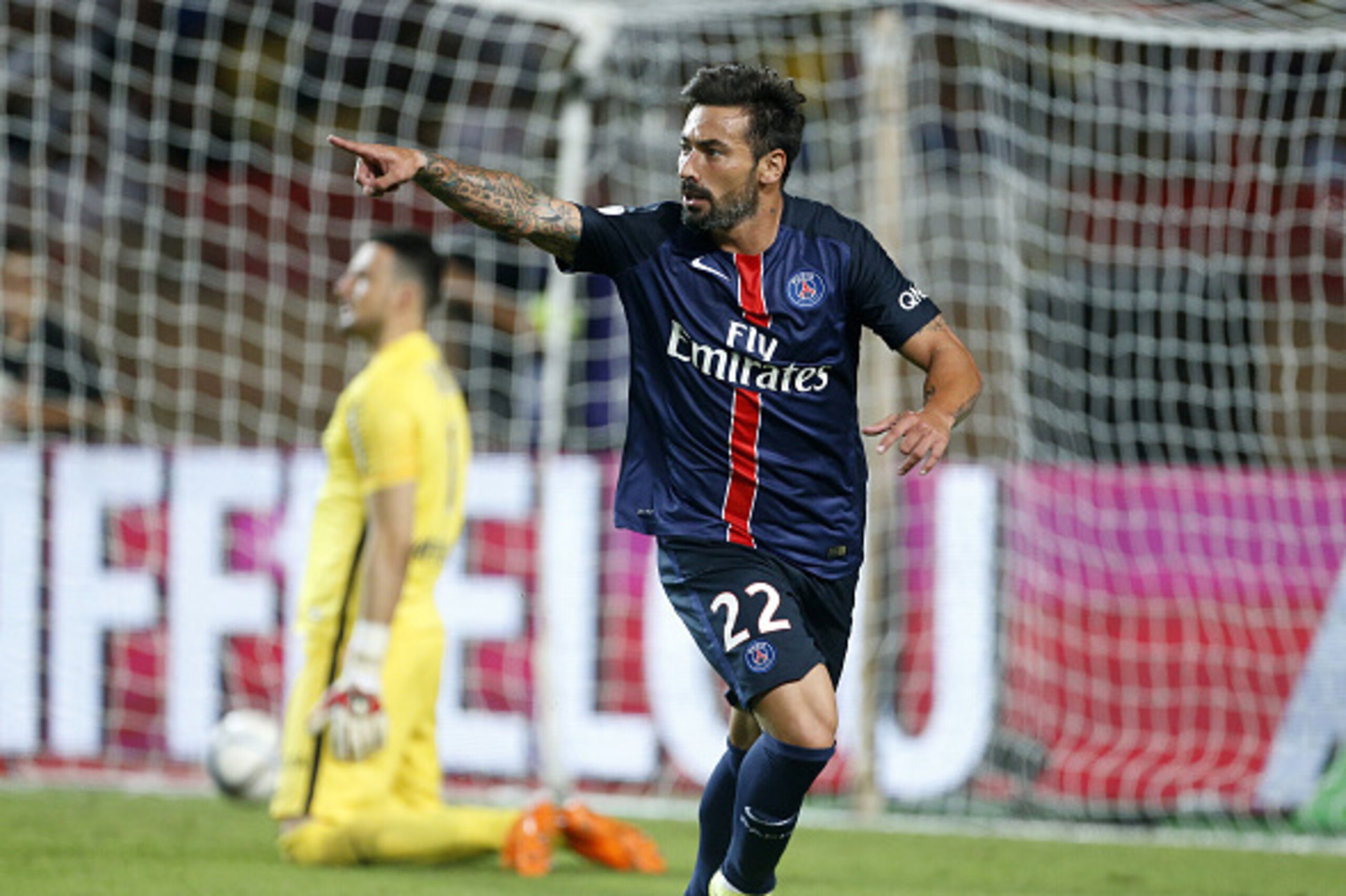 MONACO - AUGUST 30: Ezequiel Lavezzi of PSG celebrates scoring a goal while goalkeeper of Monaco Danijel Subasic looks on during the French Ligue 1 match between AS Monaco and Paris Saint-Germain at Stade Louis II on August 30, 2015 in Monaco. (Photo by J