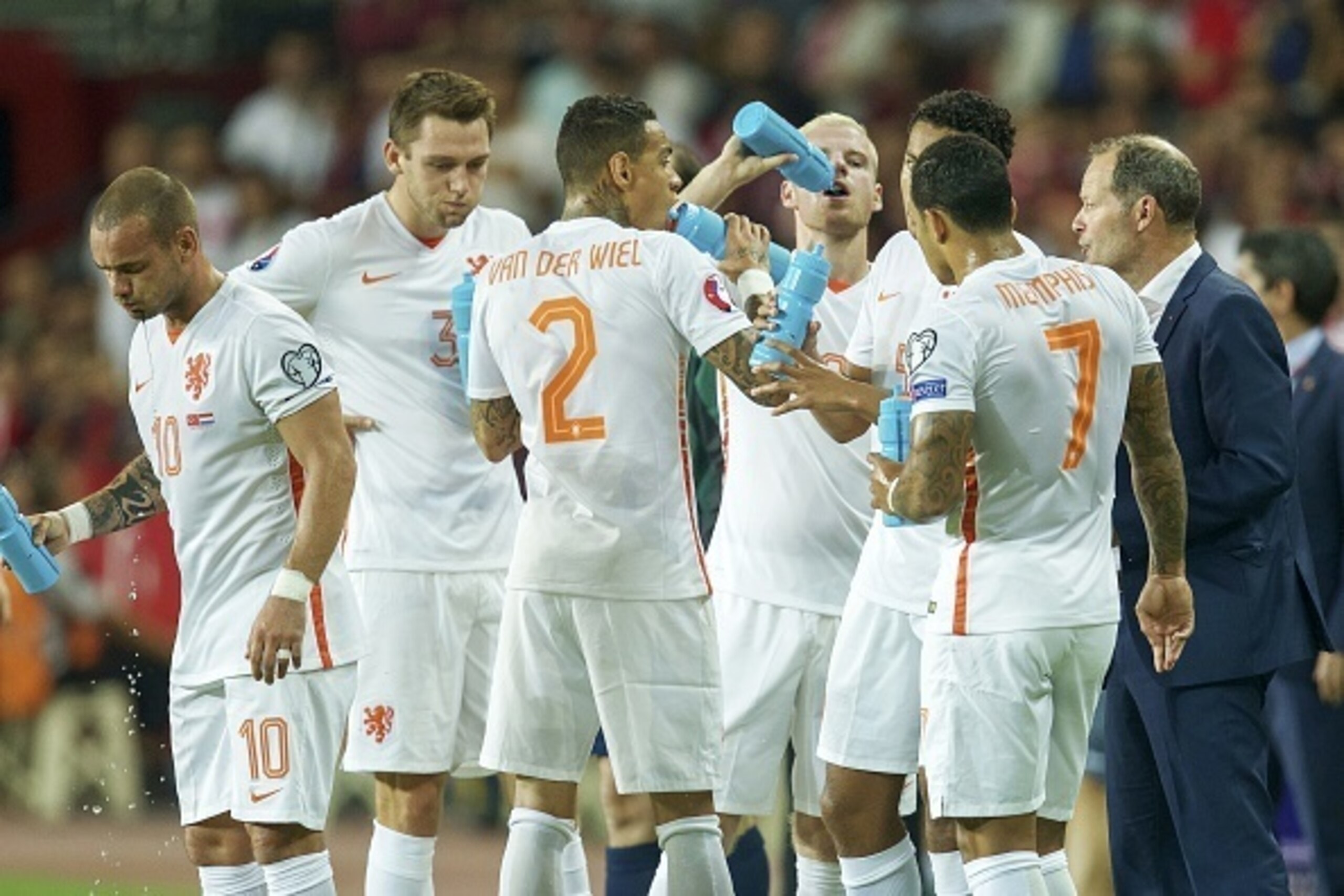 (L-R) Wesley Sneijder of Holland, Stefan de Vrij of Holland, Gregory van der Wiel of Holland, Davy Klaassen of Holland, Jairo Riedewald of Holland, Memphis Depay of Holland, coach Danny Blind of Holland during the UEFA Euro 2016 qualifying match between T