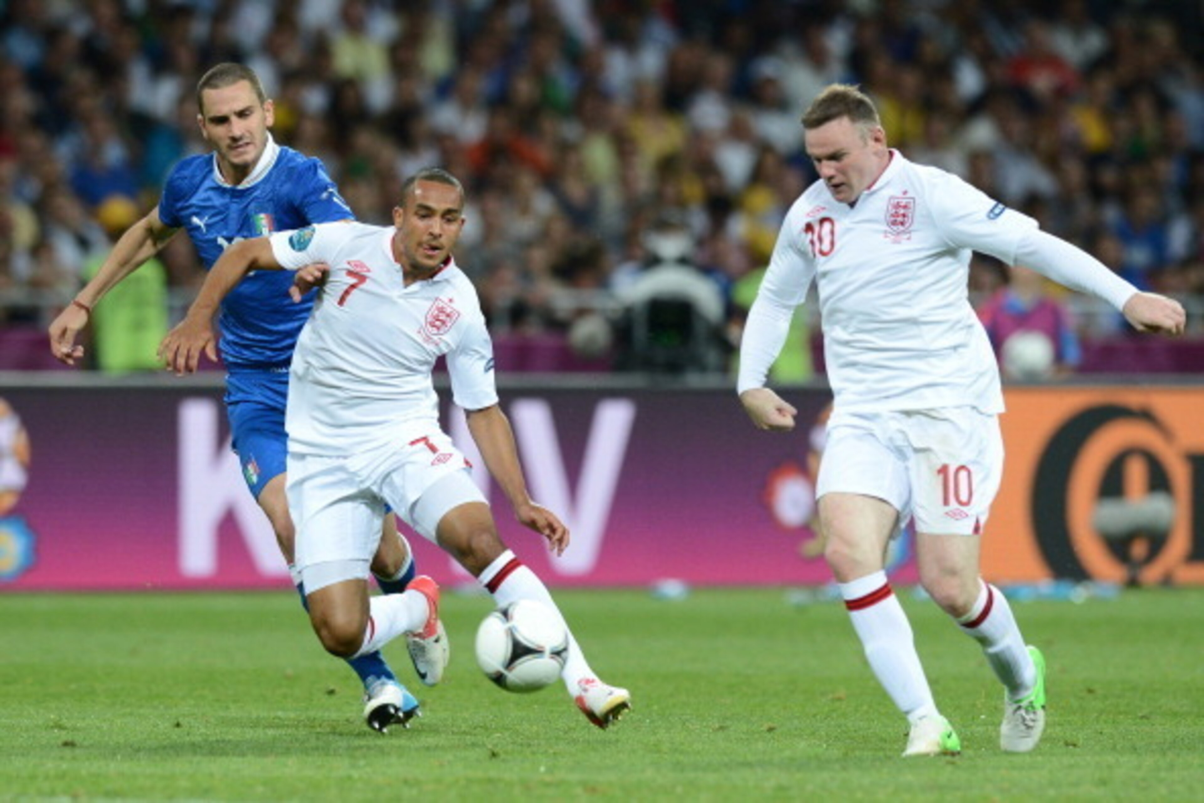 English forward Wayne Rooney and English forward Theo Walcott (C) vies with Italian defender Leonardo Bonucci (L) during the Euro 2012 football championships quarter-final match England vs Italy on June 24, 2012 at the Olympic Stadium in Kiev.  AFP PHOTO 
