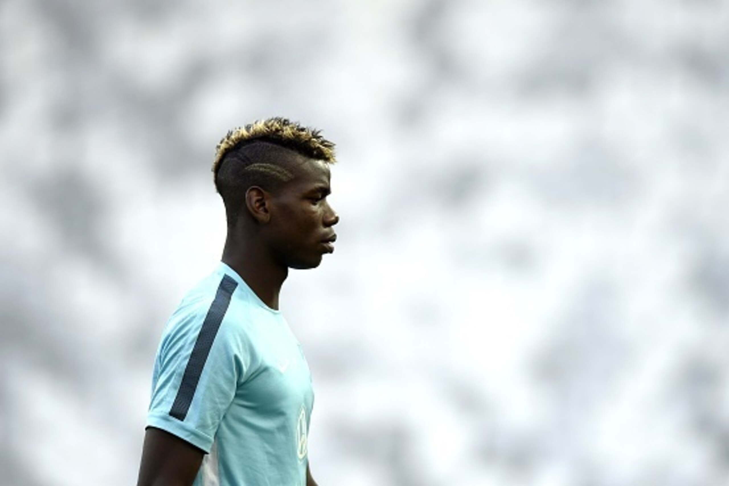France's midfielder Paul Pogba leaves on the pitch during a training session, on September 5, 2015 at the stadium in Bordeaux, two days before the Euro 2016 friendly football match between France and Serbia on September 7.  AFP PHOTO / FRANCK FIFE        