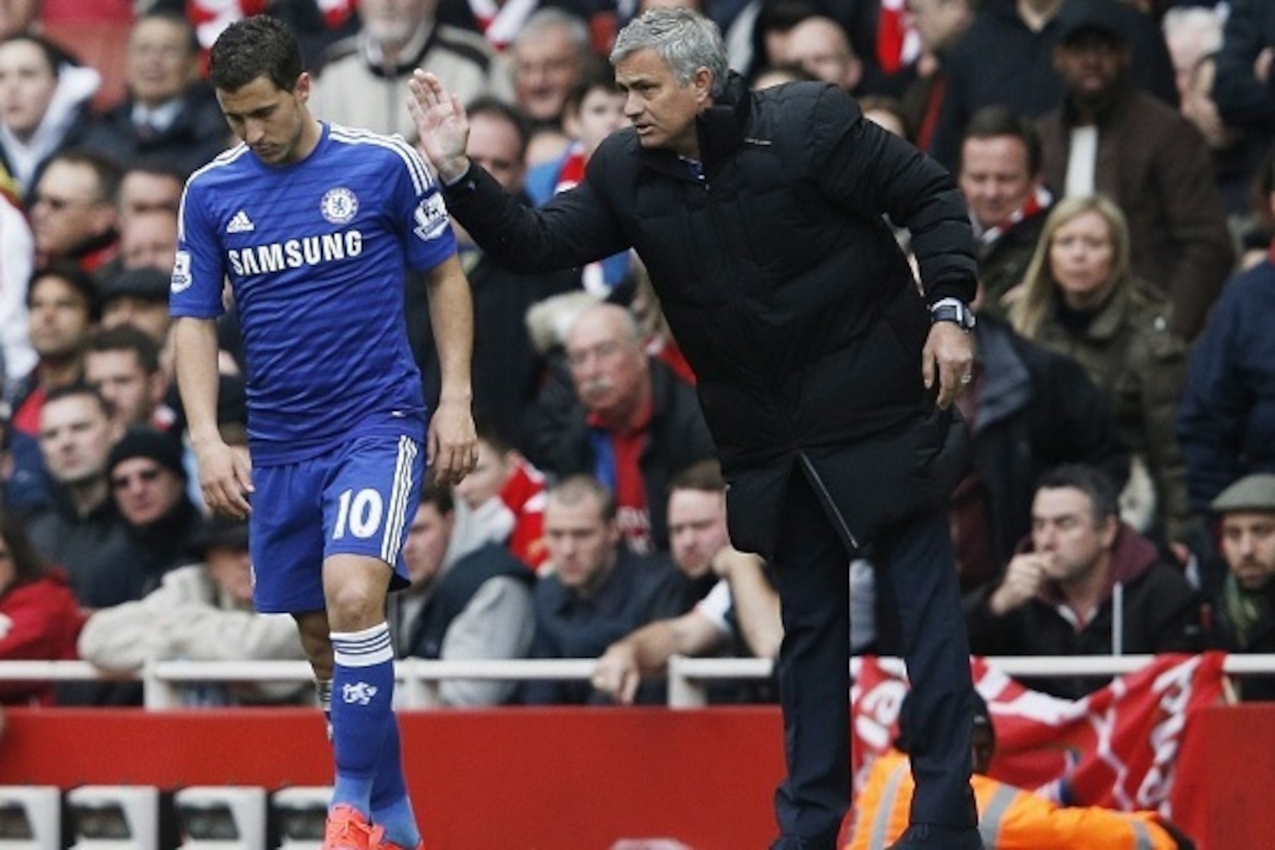 Chelsea's Portuguese manager Jose Mourinho (R) speaks with Chelsea's Belgian midfielder Eden Hazard during the English Premier League football match between Arsenal and Chelsea at the Emirates Stadium in London on April 26, 2015.
AFP PHOTO / ADRIAN DENNIS