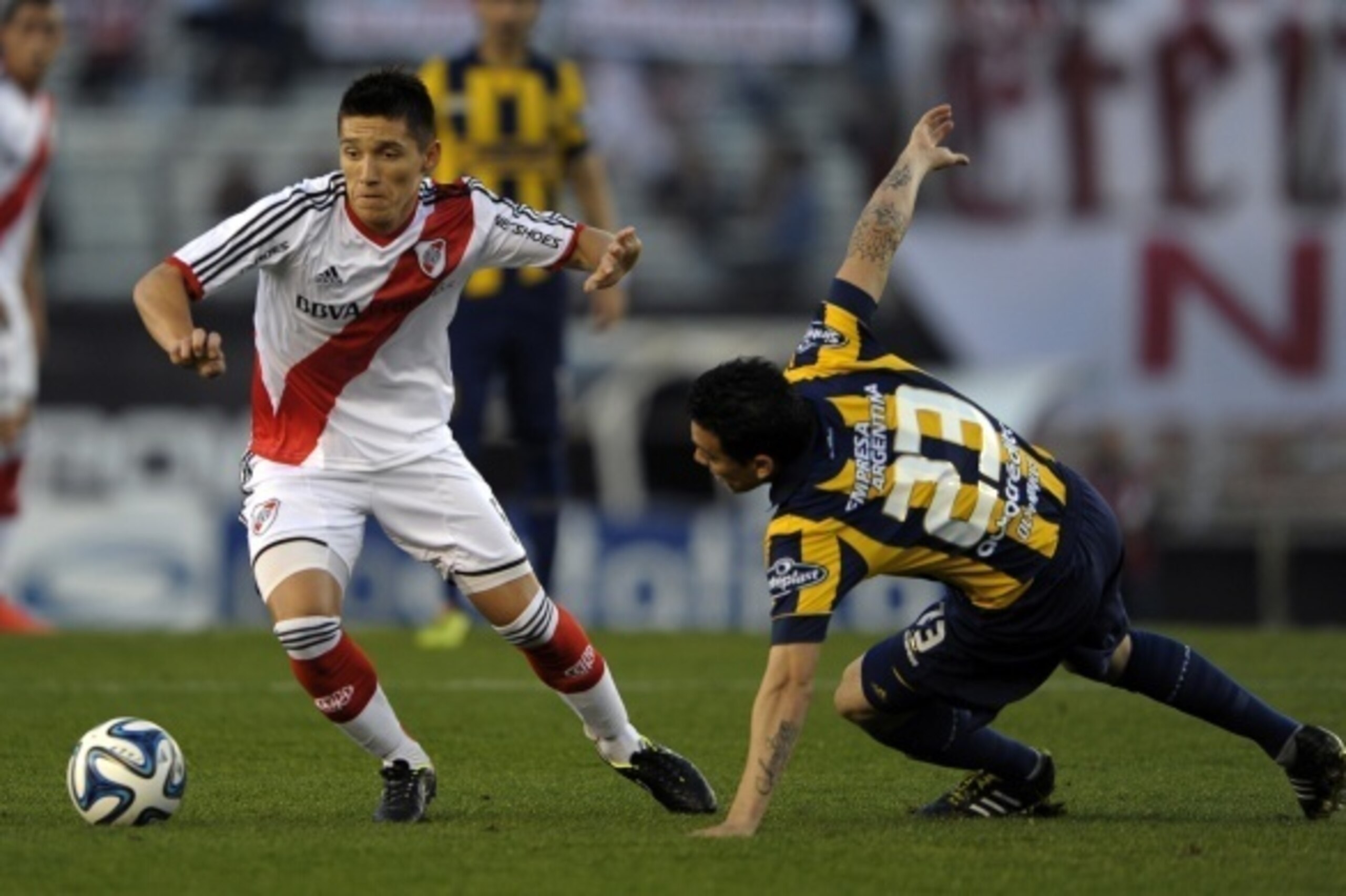 River Plate's midfielder Matias Kranevitter (L) controls the ball past Rosario Central's midfielder Nery Dominguez during their Argentine First Division football match, at the Monumental stadium in Buenos Aires, Argentina, on August 17, 2014.  AFP PHOTO /