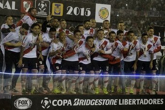 Argentina's River Plate players celebrate on the podium after defeating Mexico's Tigres 3-0 in the Libertadores Cup final at Americo Vespucio stadium, in Buenos Aires, on August 5, 2015.  AFP PHOTO/JUAN MABROMATA        (Photo credit should read JUAN MABR