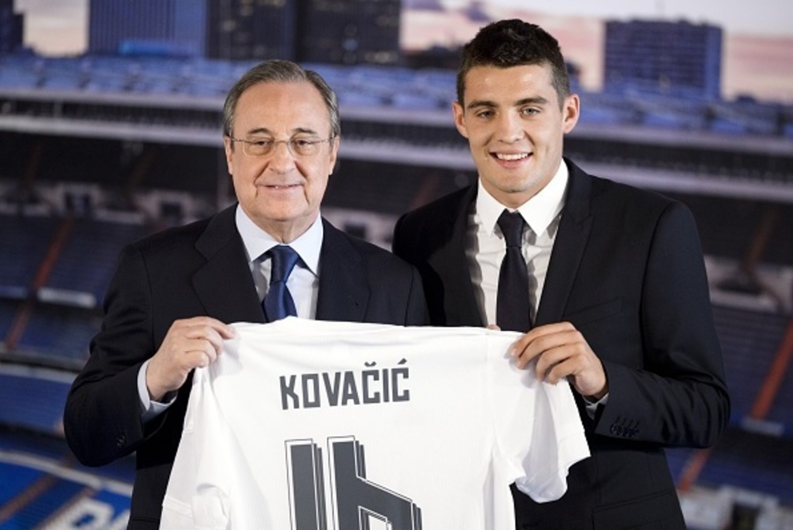 Real Madrid's new player Croatian Mateo Kovacic (R) and Real Madrid's president Florentino Perez hold Kovacic's new jersey during his official presentation at the Santiago Bernabeu stadium in Madrid on August 19, 2015. AFP PHOTO / DANI POZO (Photo Real Madrid's new player Croatian Mateo Kovacic (R) and Real Madrid's president Florentino Perez hold Kovacic's new jersey during his official presentation at the Santiago Bernabeu stadium in Madrid on August 19, 2015. AFP PHOTO / DANI POZO (Photo