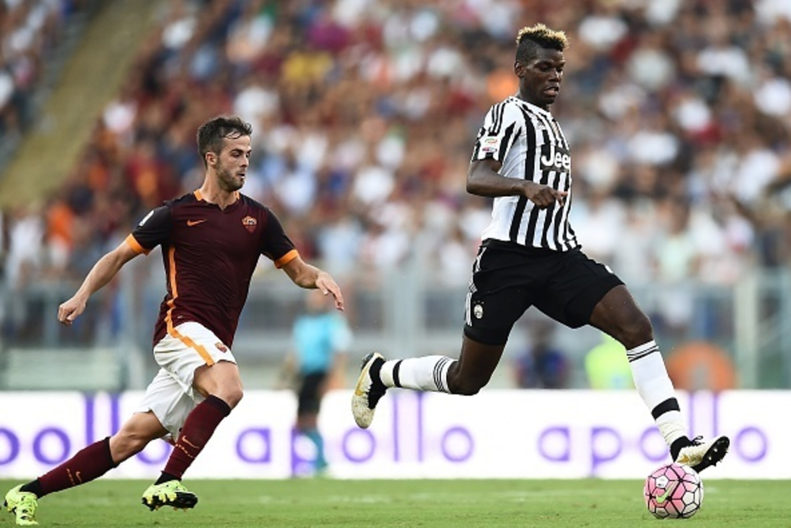 Juventus' midfielder from France Paul Pogba (R) controls the ball next to Roma's midfielder from Bosnia-Herzegovina Miralem Pjanic during the Italian Serie A football match AS Roma vs Juventus on August 30, 2015 at the Olympic stadium in Rome.     AFP PHO