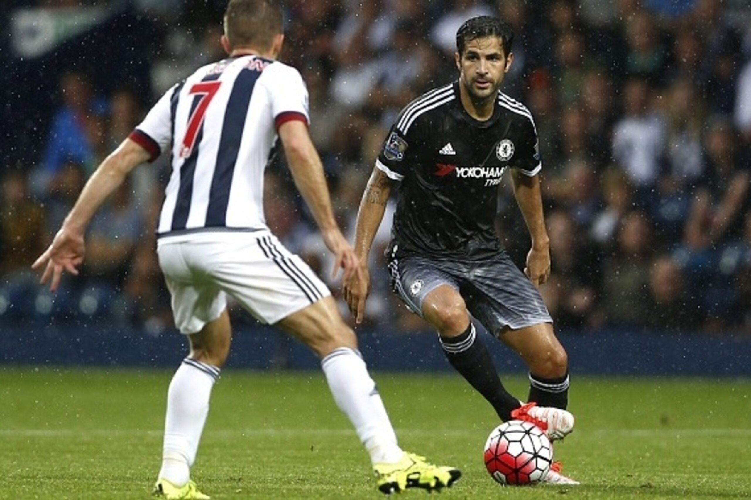 Chelsea's Spanish midfielder Cesc Fabregas (R) vies with West Bromwich Albion's English-born Scottish midfielder James Morrison during the English Premier League football match between West Bromwich Albion and Chelsea at The Hawthorns in West Bromwich, ce