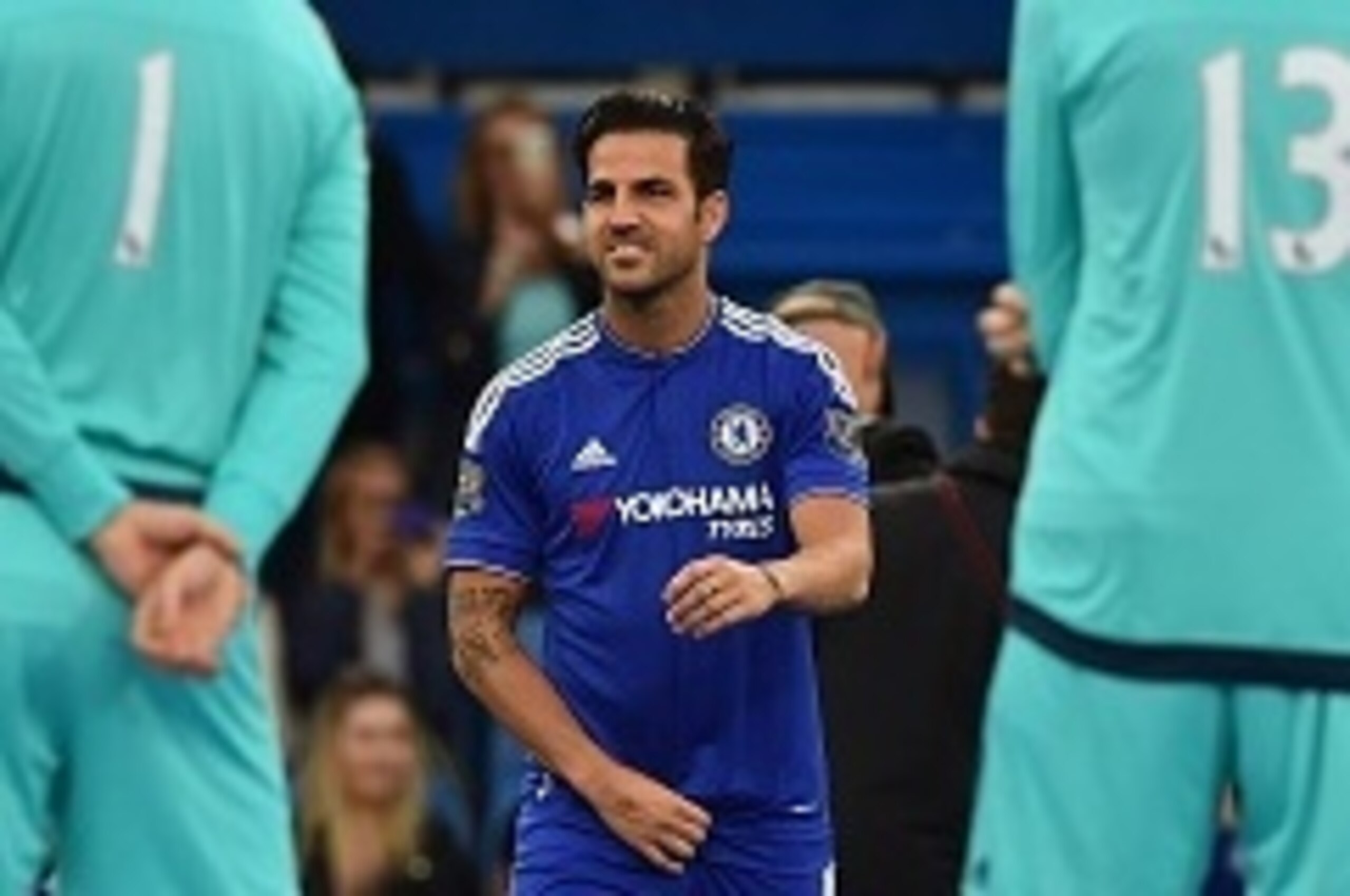 Chelsea's Spanish midfielder Cesc Fabregas (C) walks onto the pitch during a welcome for the players before the start of the pre-season friendly football match between Chelsea and Fiorentina at Stamford Bridge in London on August 5, 2015.  AFP PHOTO / BEN