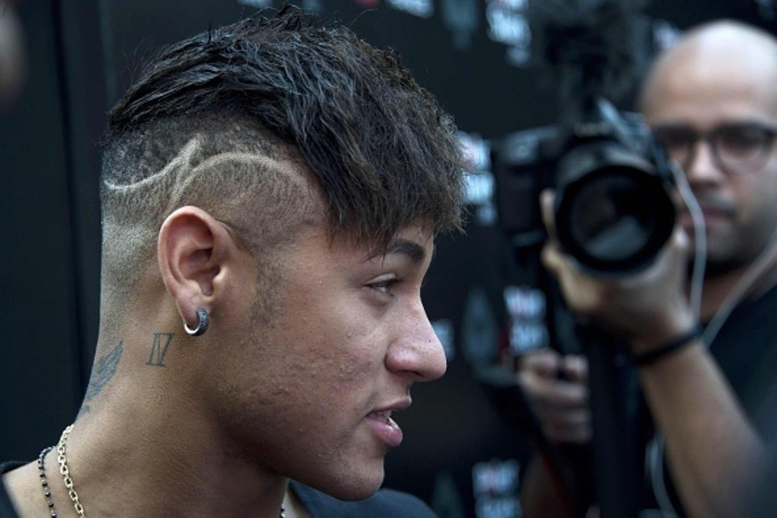 Brazilian football star and Barcelona player Neymar speaks to journalists as he arrives to participate in the Charity Home Game poker tournament in Sao Paulo, Brazil, on July 26, 2015. AFP PHOTO / Nelson ALMEIDA        (Photo credit should read NELSON ALM