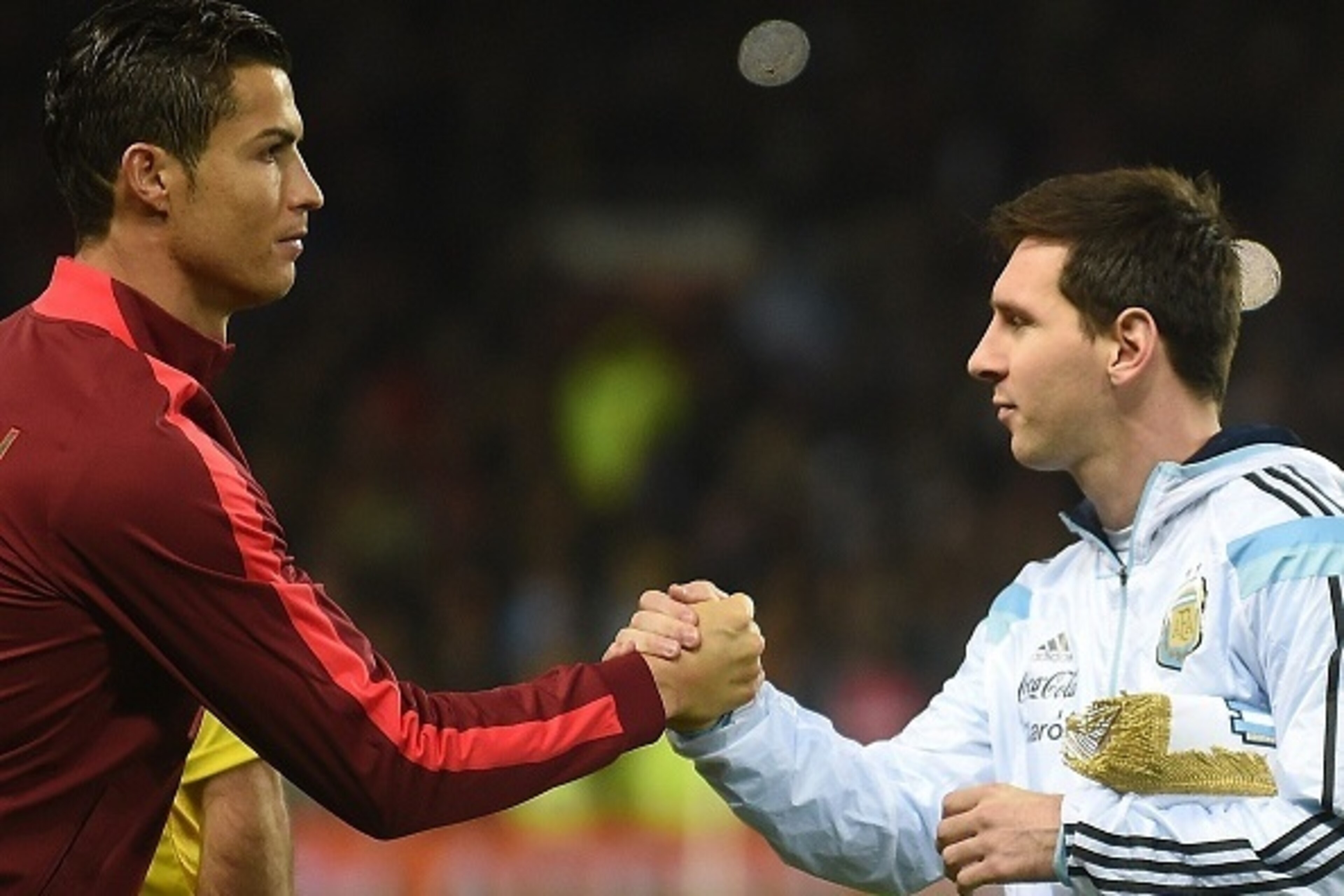 Argentina striker Lionel Messi (R) shakes hands with Portugal's striker Cristiano Ronaldo (L) ahead of kick off of the international friendly football match between the Argentina and Portugal at Old Trafford in Manchester on November 18, 2014. AFP PHOTO / Argentina striker Lionel Messi (R) shakes hands with Portugal's striker Cristiano Ronaldo (L) ahead of kick off of the international friendly football match between the Argentina and Portugal at Old Trafford in Manchester on November 18, 2014. AFP PHOTO /