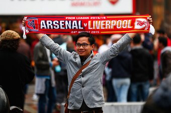 LONDON, ENGLAND - AUGUST 24: A fan holds the match scarf outside the ground prior to the Barclays Premier League match between Arsenal and Liverpool at Emirates Stadium on August 24, 2015 in London, England.  (Photo by Julian Finney/Getty Images)