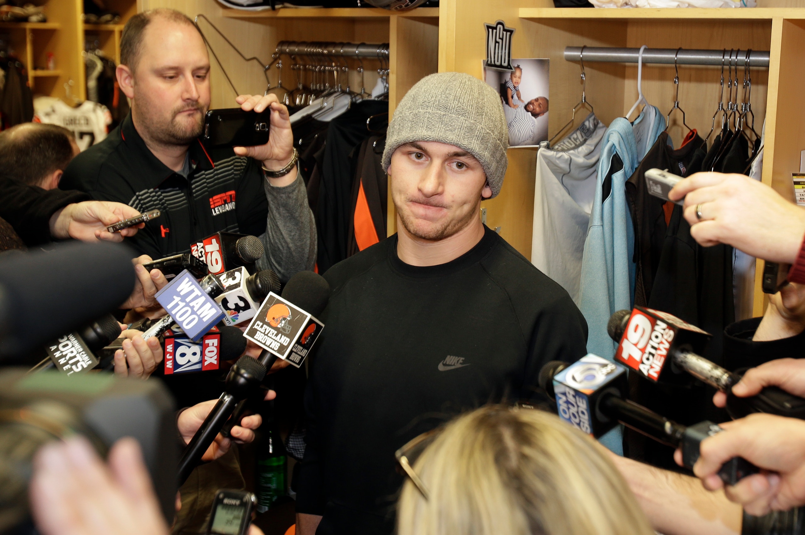 Johnny Manziel apologizes a day after missing an appointment.