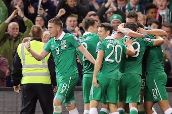 Republic of Ireland's players celebrate their first goal during the Euro 2016 qualifying group D football match between Republic of Ireland and Georgia at Aviva Stadium in Dublin on September 7, 2015. AFP PHOTO / PAUL FAITH        (Photo credit should rea