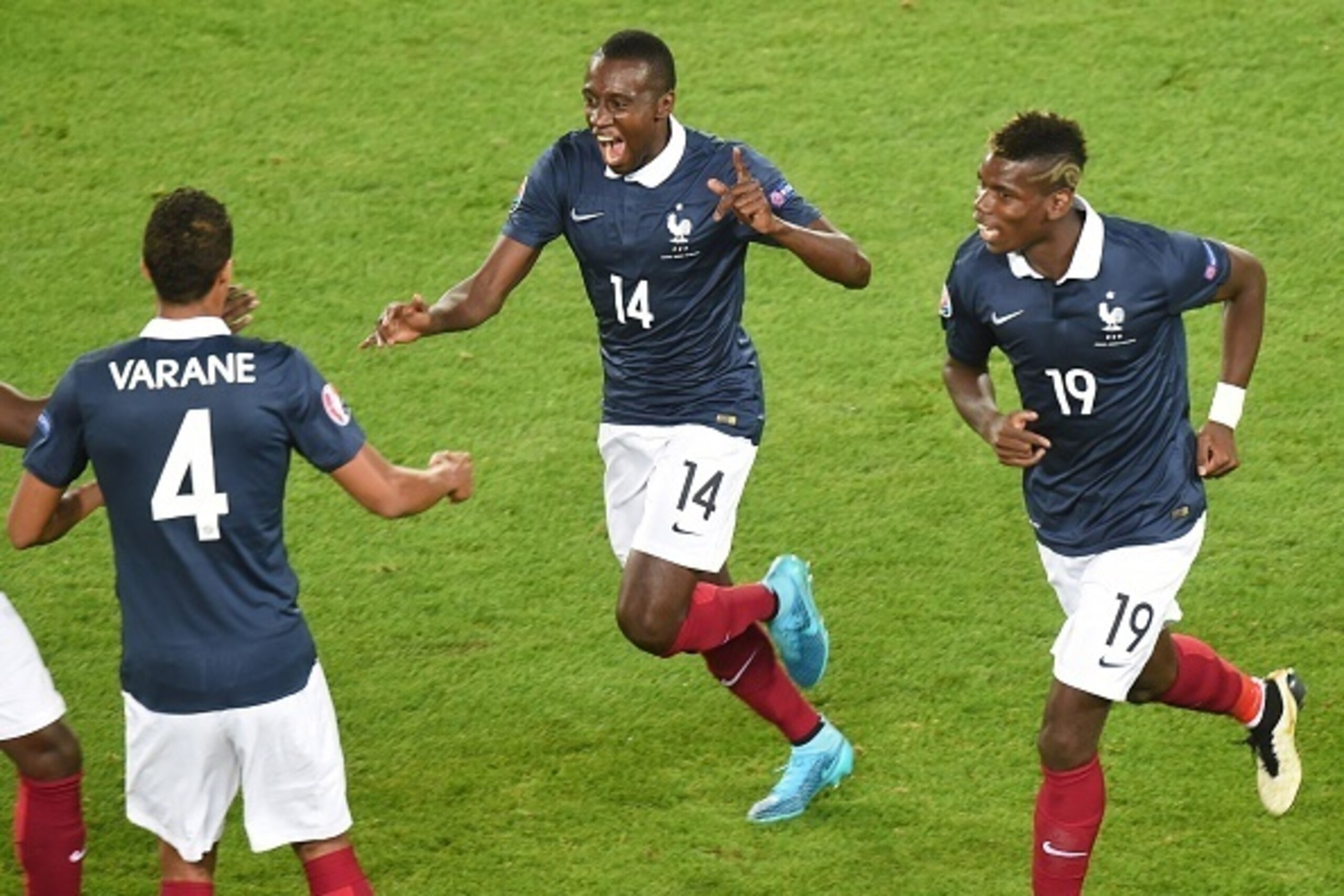France's midfielder Blaise Matuidi (C) celebrates after scoring during the Euro 2016 friendly football match France vs Serbia at the Matmut Atlantique stadium in Bordeaux on September 7, 2015. AFP PHOTO MEHDI FEDOUACH        (Photo credit should read MEHD