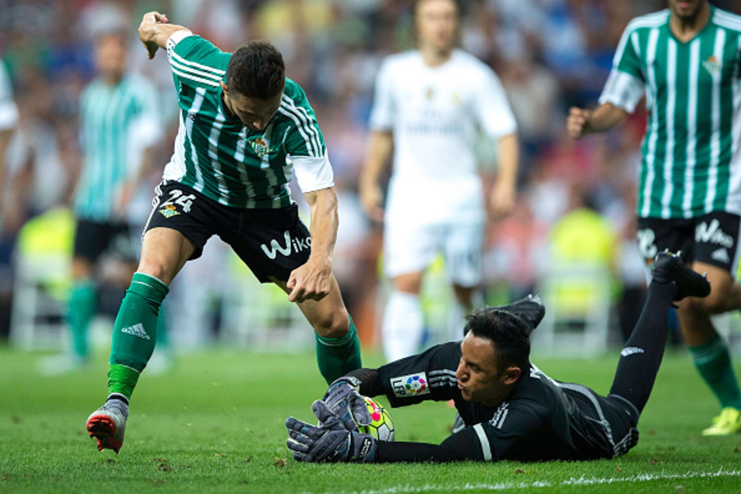 MADRID, SPAIN - AUGUST 29:  goalkeeper Keylor Navas (R) of Real Madrid CF stops the attack of Ruben Castro (L) of Real Betis Balompie during the La Liga match between Real Madrid CF and Real Betis Balompie at Estadio Santiago Bernabeu on August 29, 2015 i